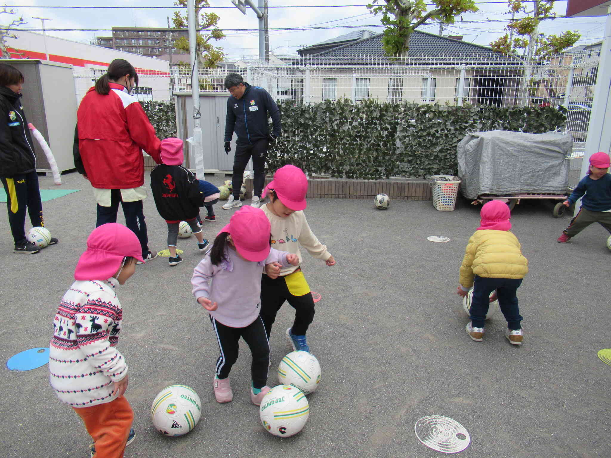 最後には、3歳児クラス：りす組のお友だちもこんなに上手にサッカーボールをキックできるようになりました。