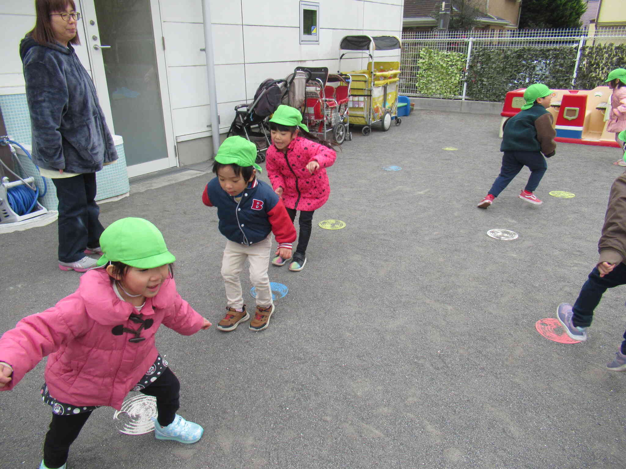 丸いマーカーのところで足をそろえて跳んだりしながら動きます。