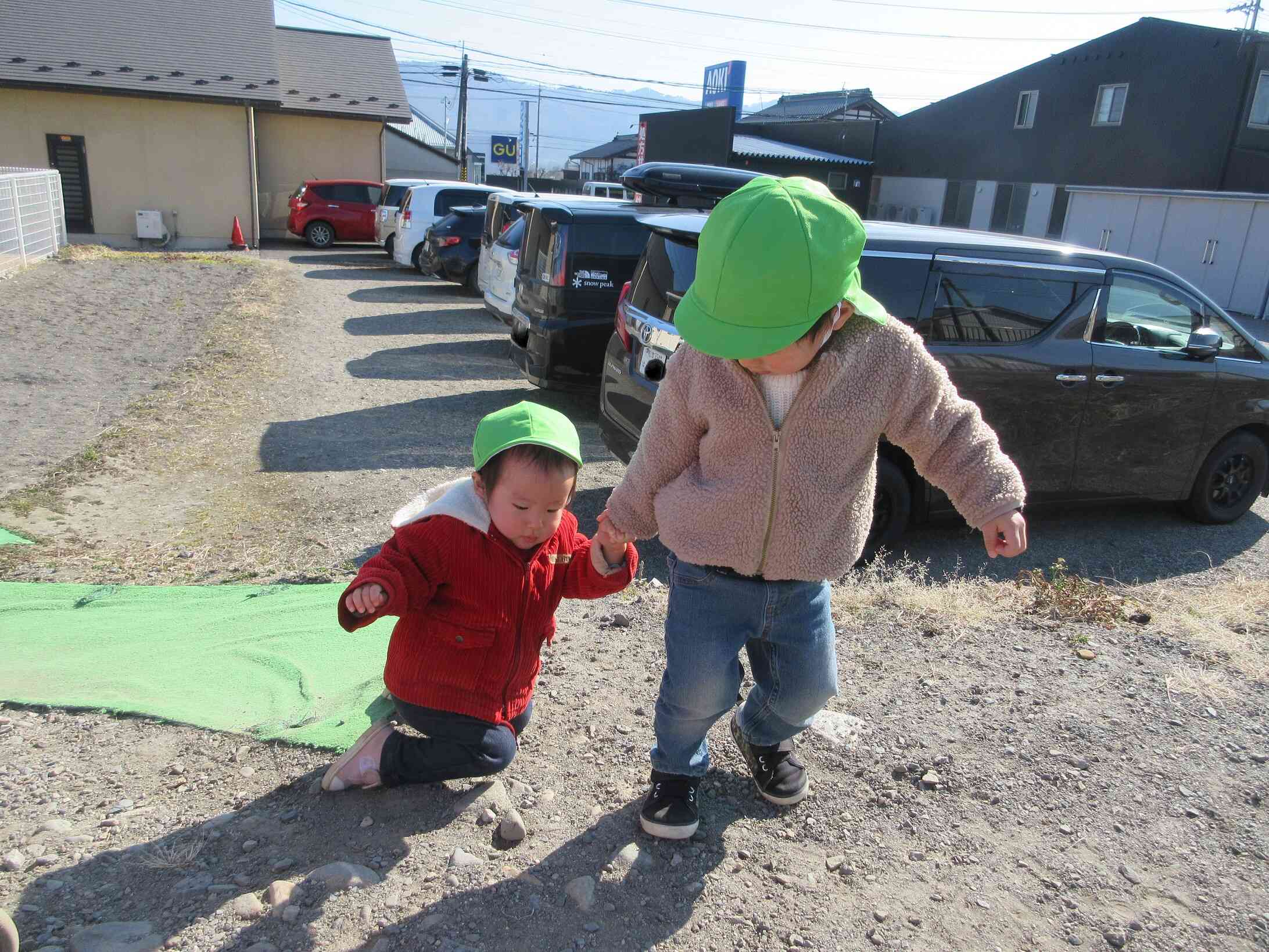 お出かけ前、大丈夫？と手を貸してくれるお友達がいました。