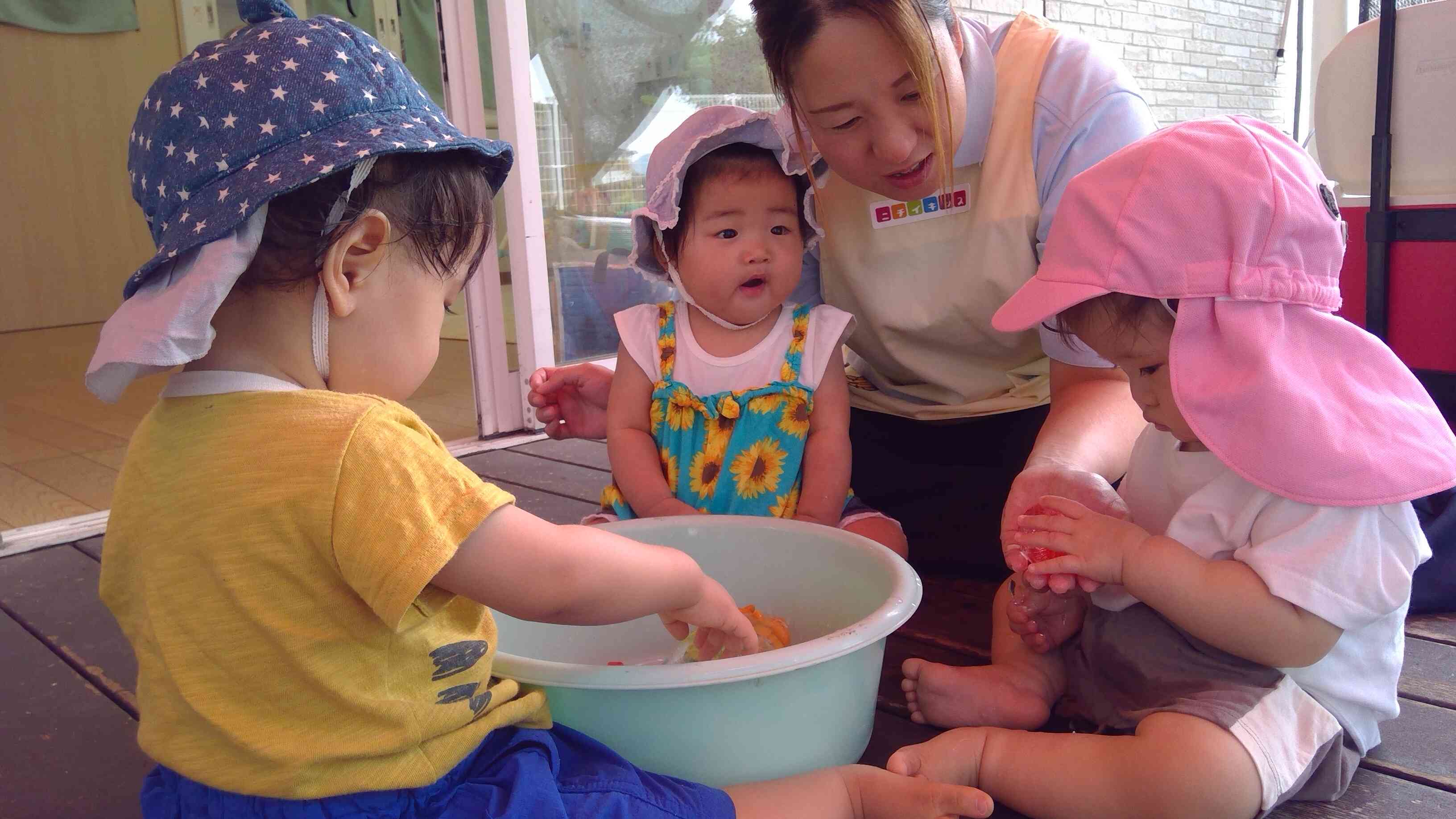 ひよこぐみさん（0歳児）もツンツンしたよー！