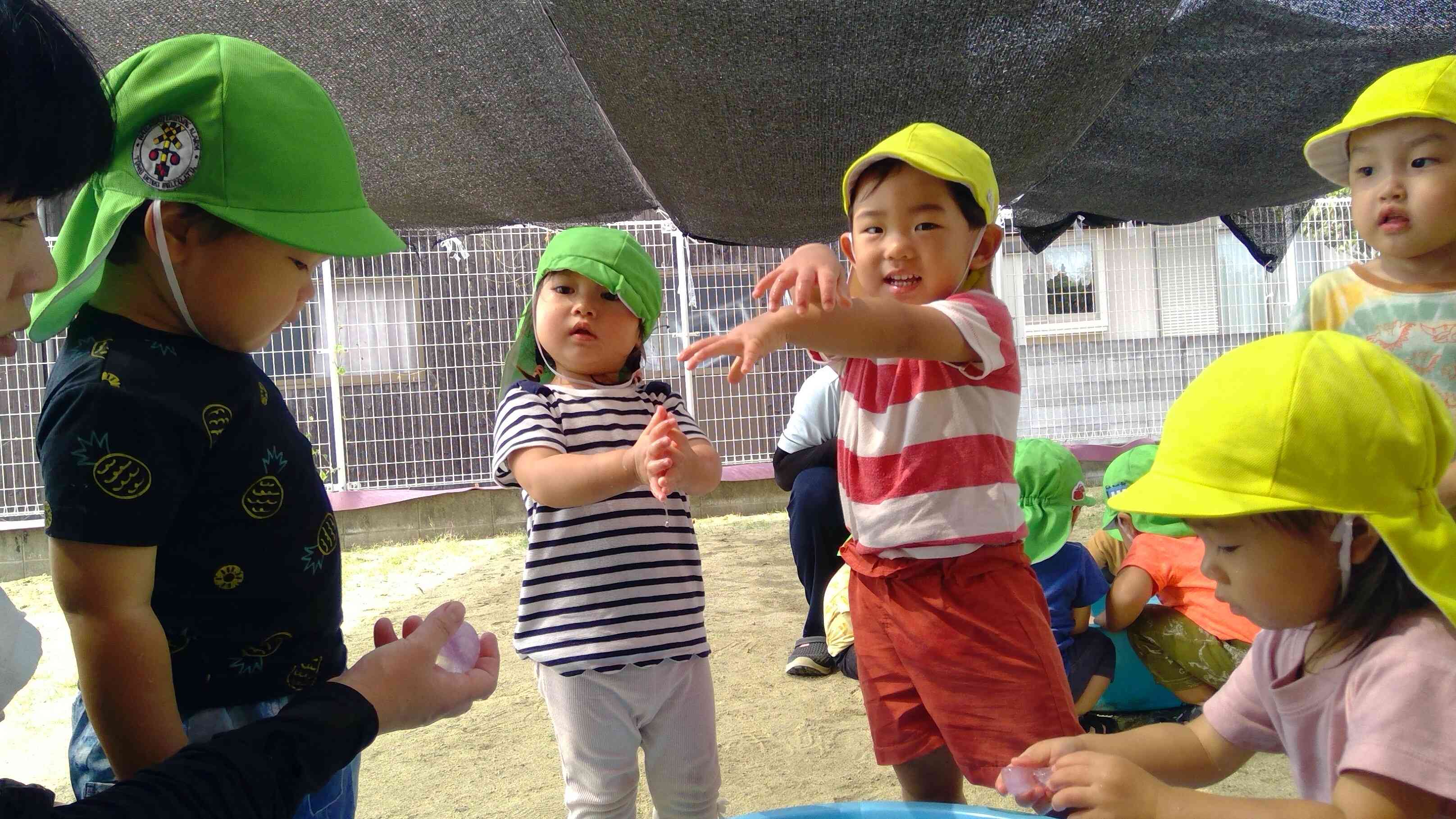 氷が溶けると、つめたーいお水でお水あそび！