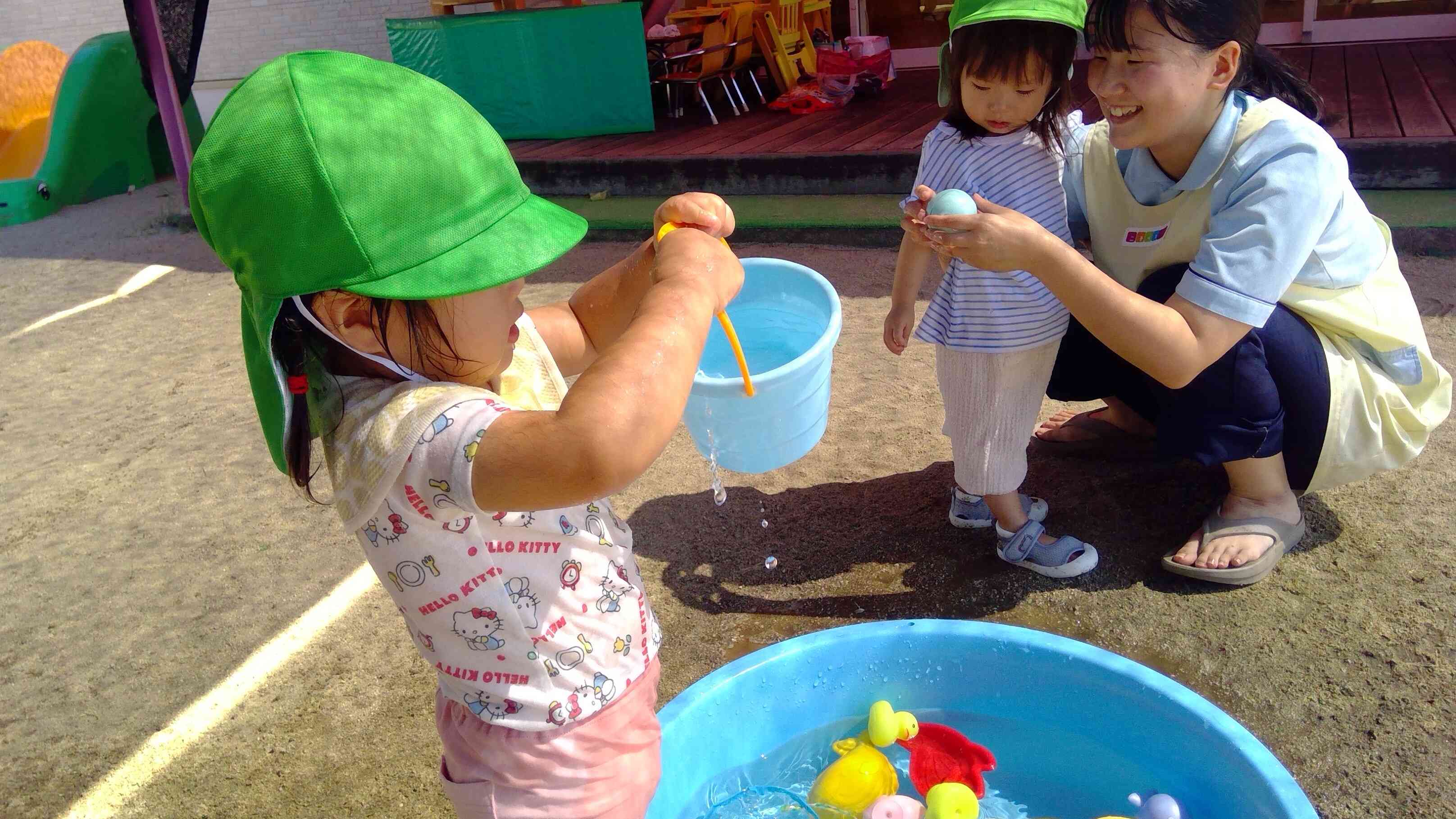 「よいしょっ」お水がたくさん入ったバケツを持ち上げてはバシャーッ！