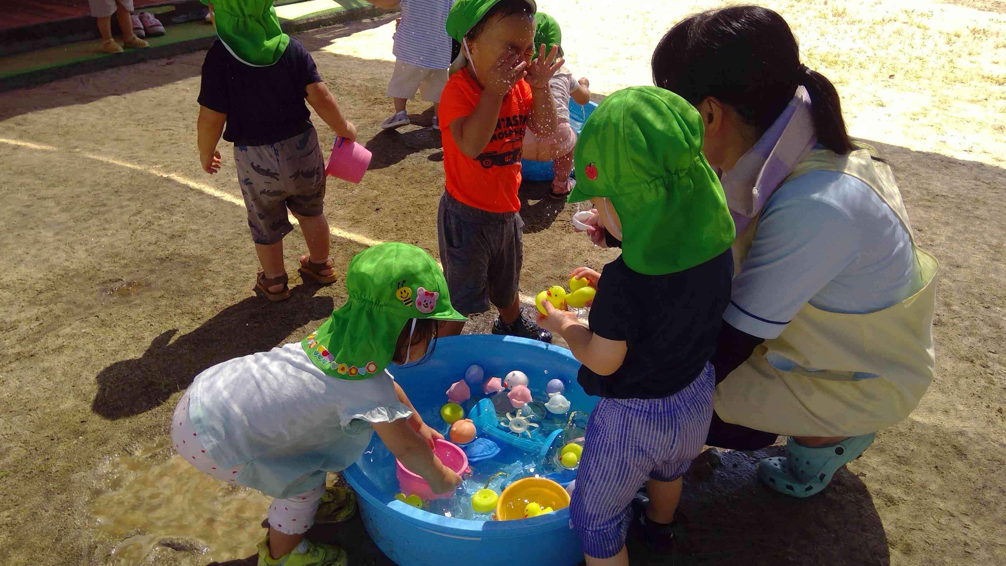 みんなでみずでっぽう大会！お顔にお水がかかってもへっちゃらですよ！