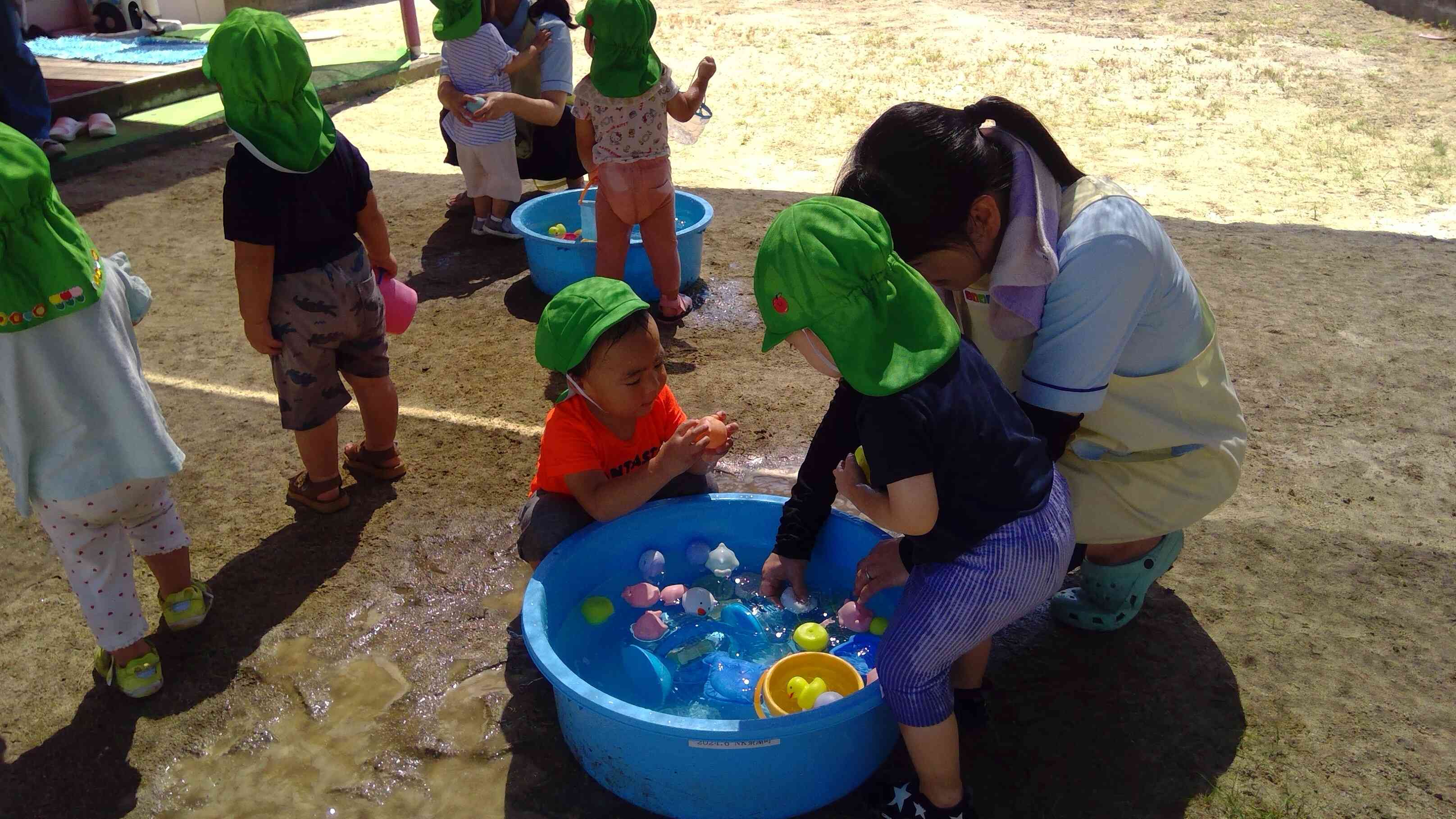 「どれにしようかな～」色々な水でっぽうの中から選びますよ。