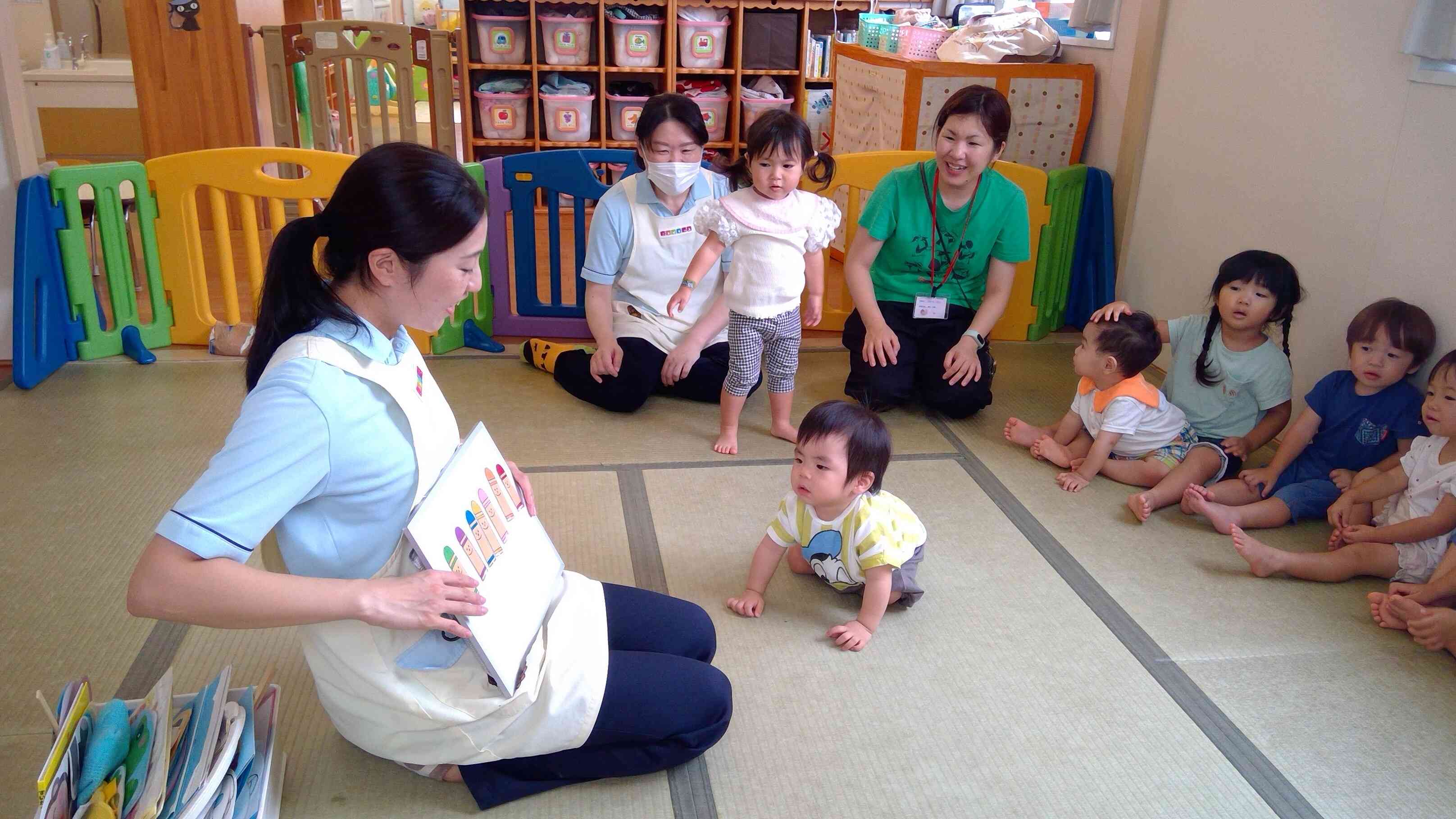 ママと一緒に朝の会に参加します。保育者のパネルシアターに興味津々ですよ♪