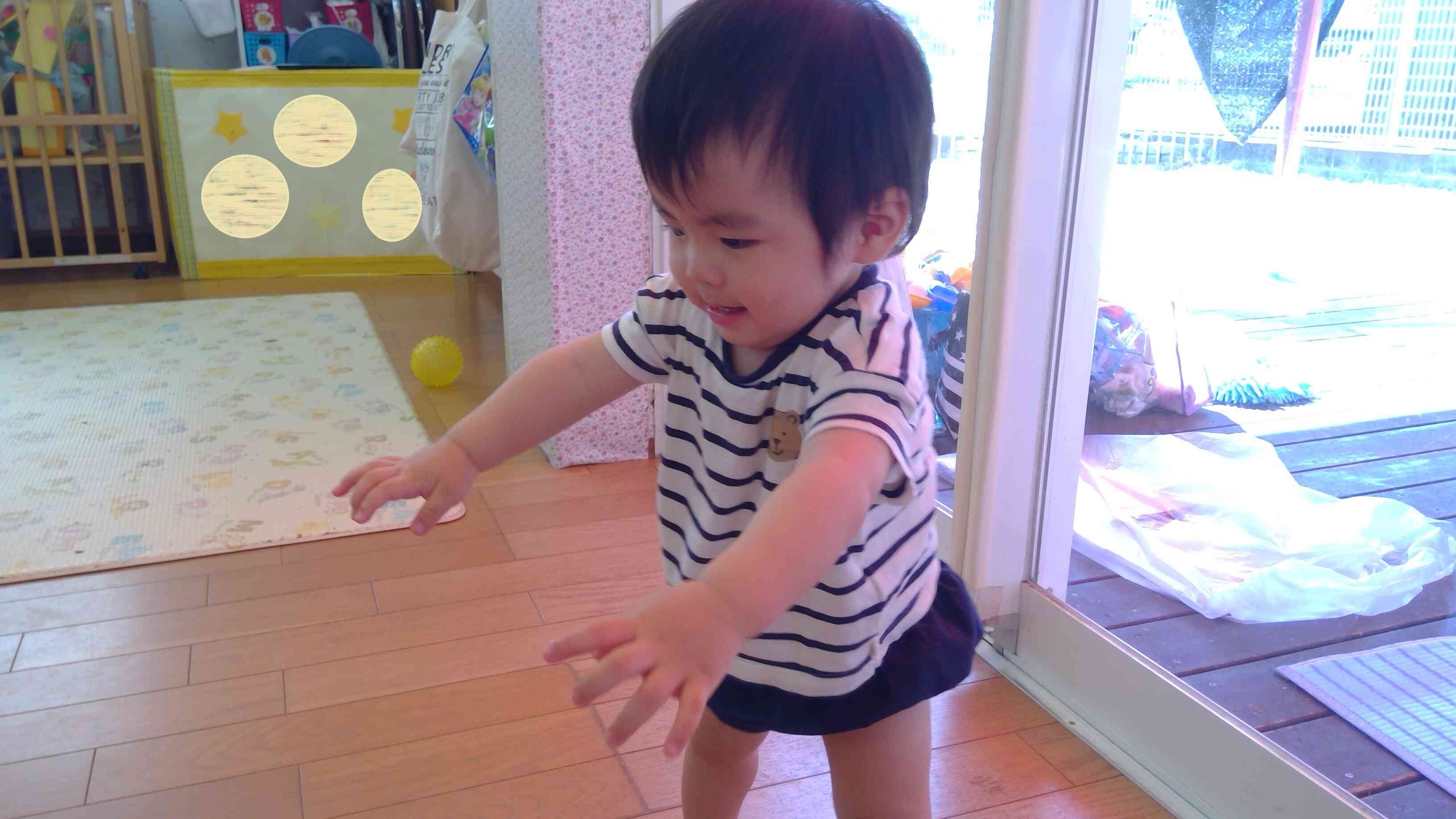 ひよこぐみ（0歳児）のおともだち、3歩歩けましたー！