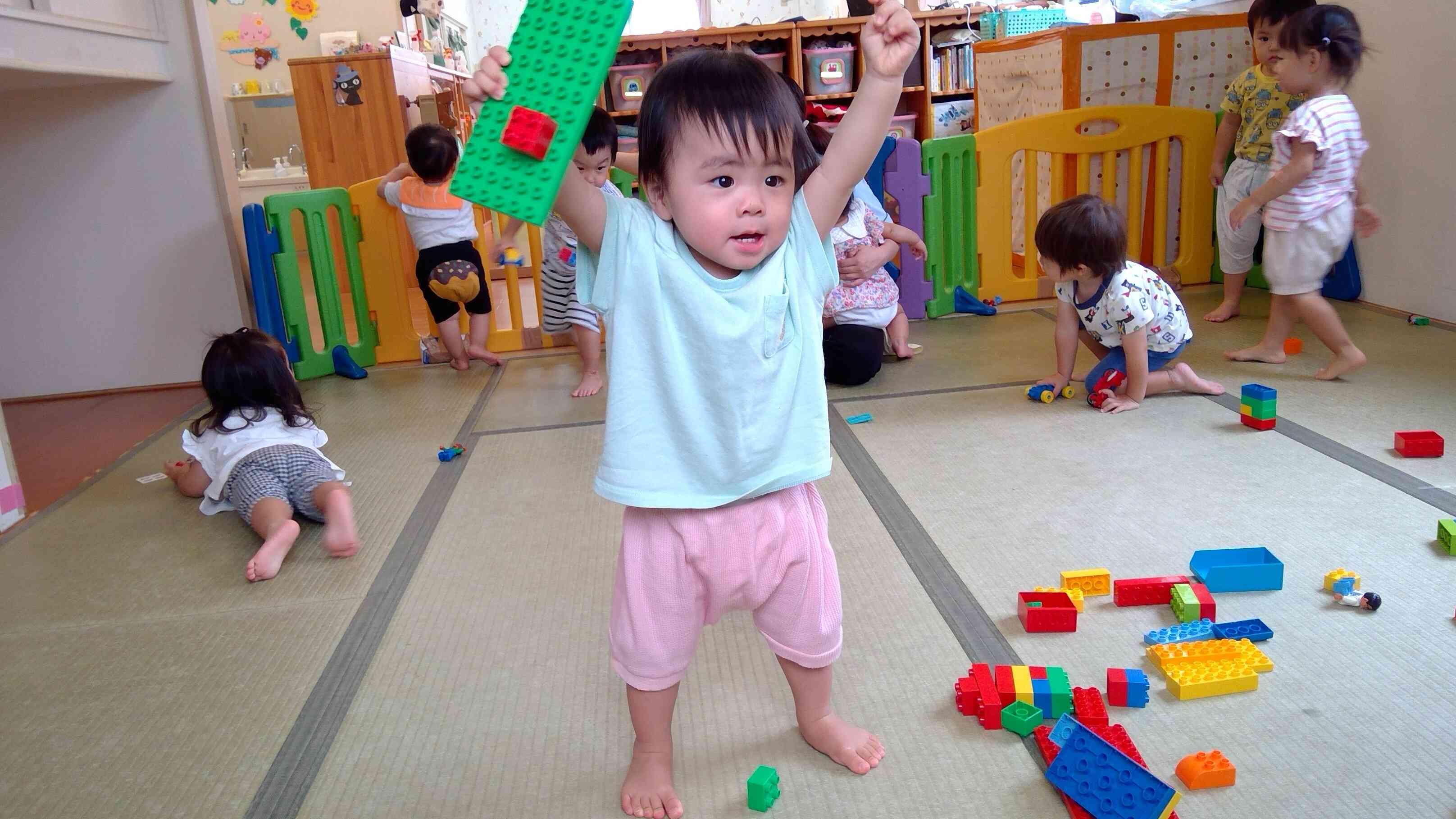 元気いっぱいしっかりした足取りで歩けるようになったひよこぐみ（0歳児）のおともだち！