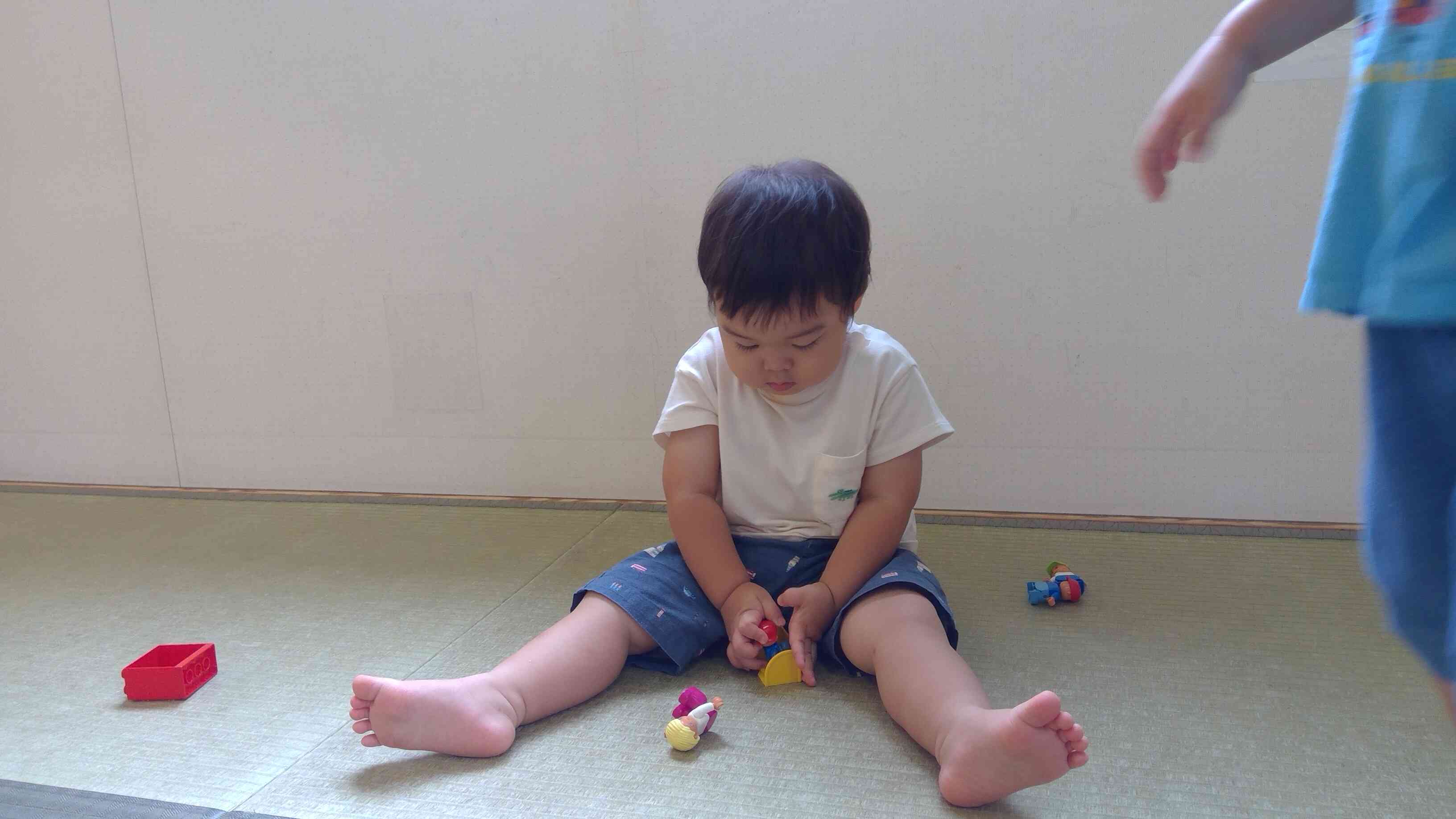 自分の作りたいもの！がはっきりして一人で集中して遊ぶあひるぐみさん（1歳児）。