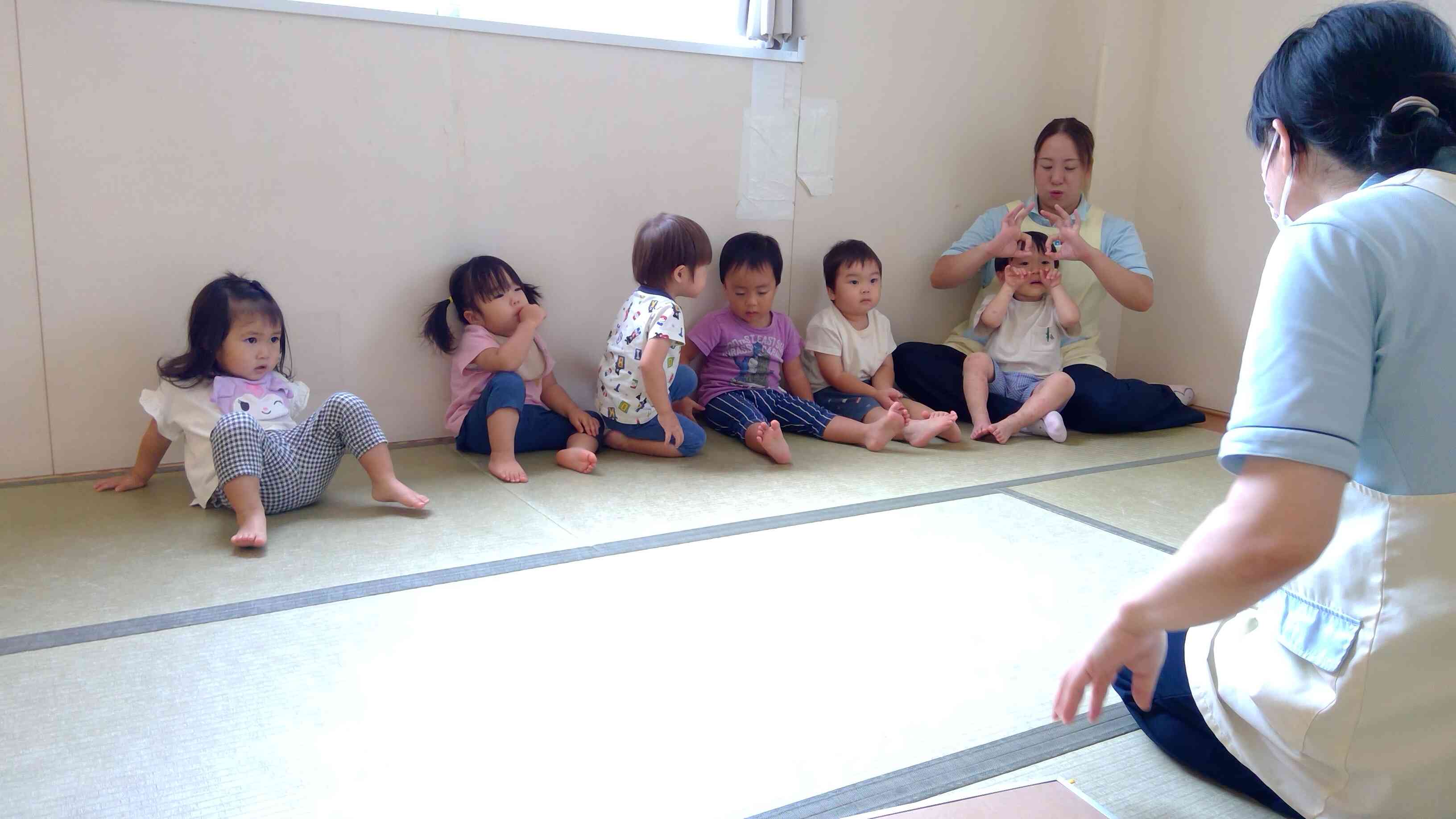 「とんぼのめがね」の手遊びでお誕生日会がスタートです！