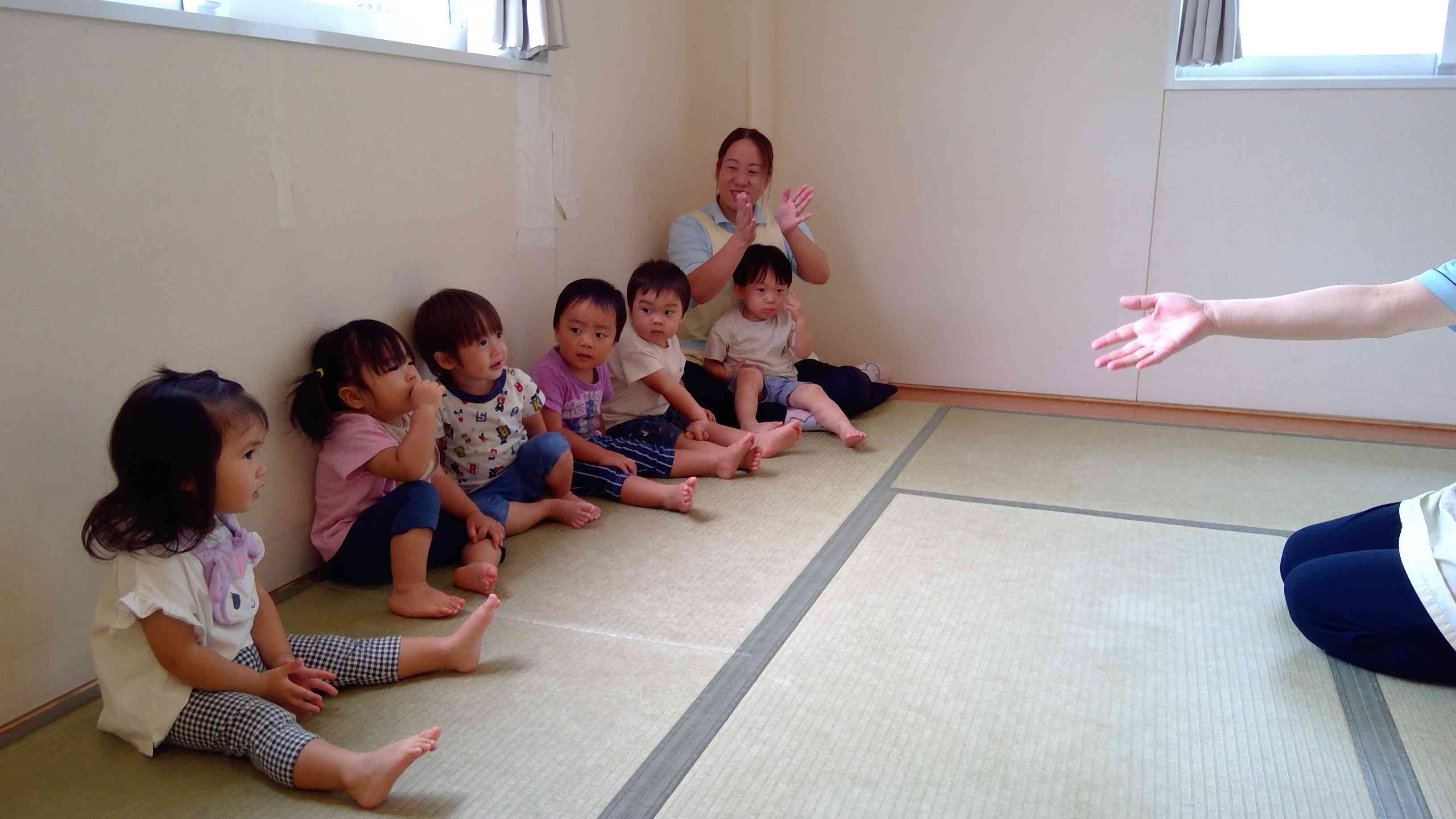 「今日は誰のお誕生日かな～？」の問いかけに、子ども達はソワソワ！