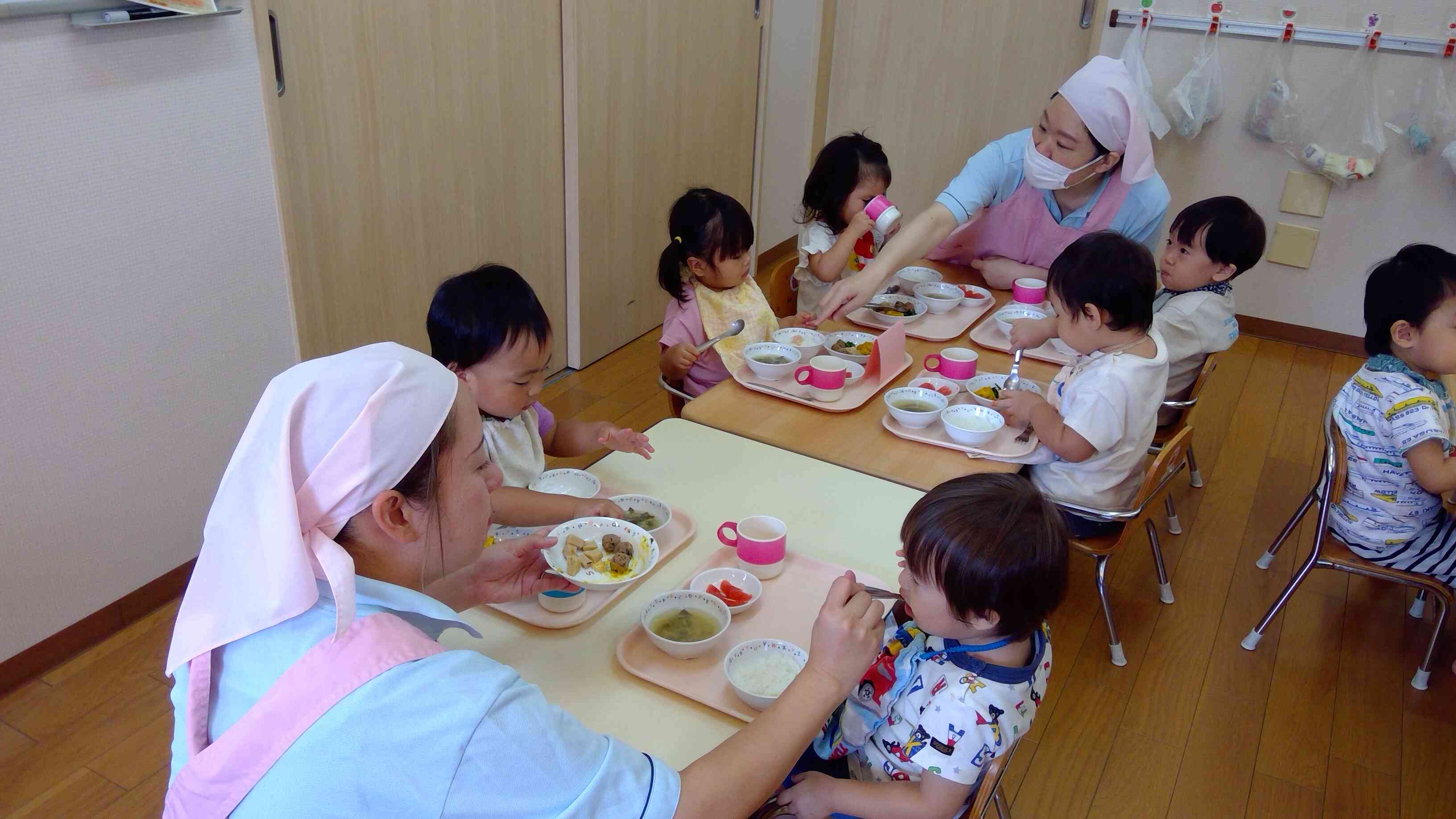 お誕生日会の後は、みんな揃って美味しい給食をいただきましたよ♪