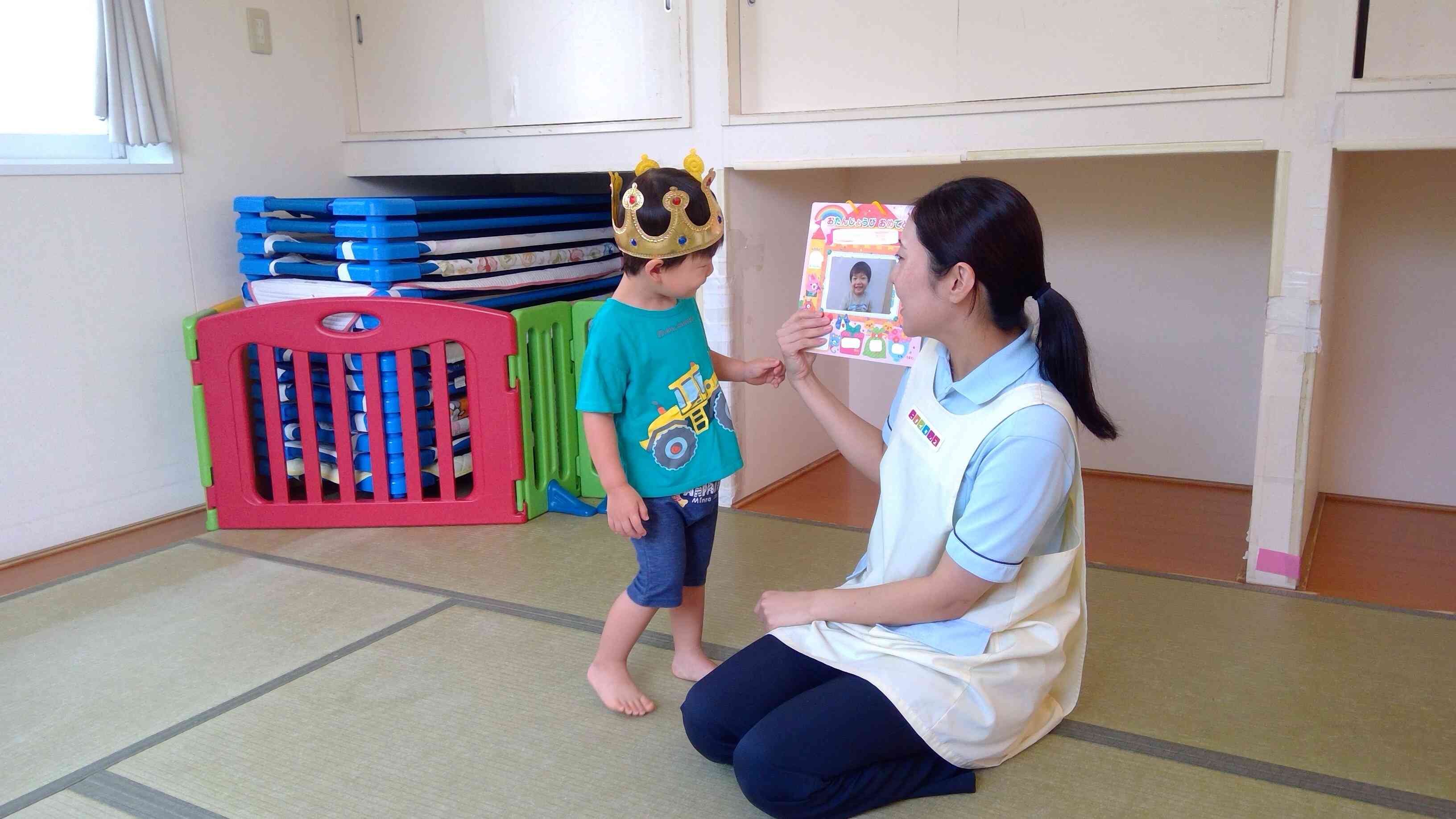 かわいいお写真のお誕生日カードを見てニコニコ顔♪