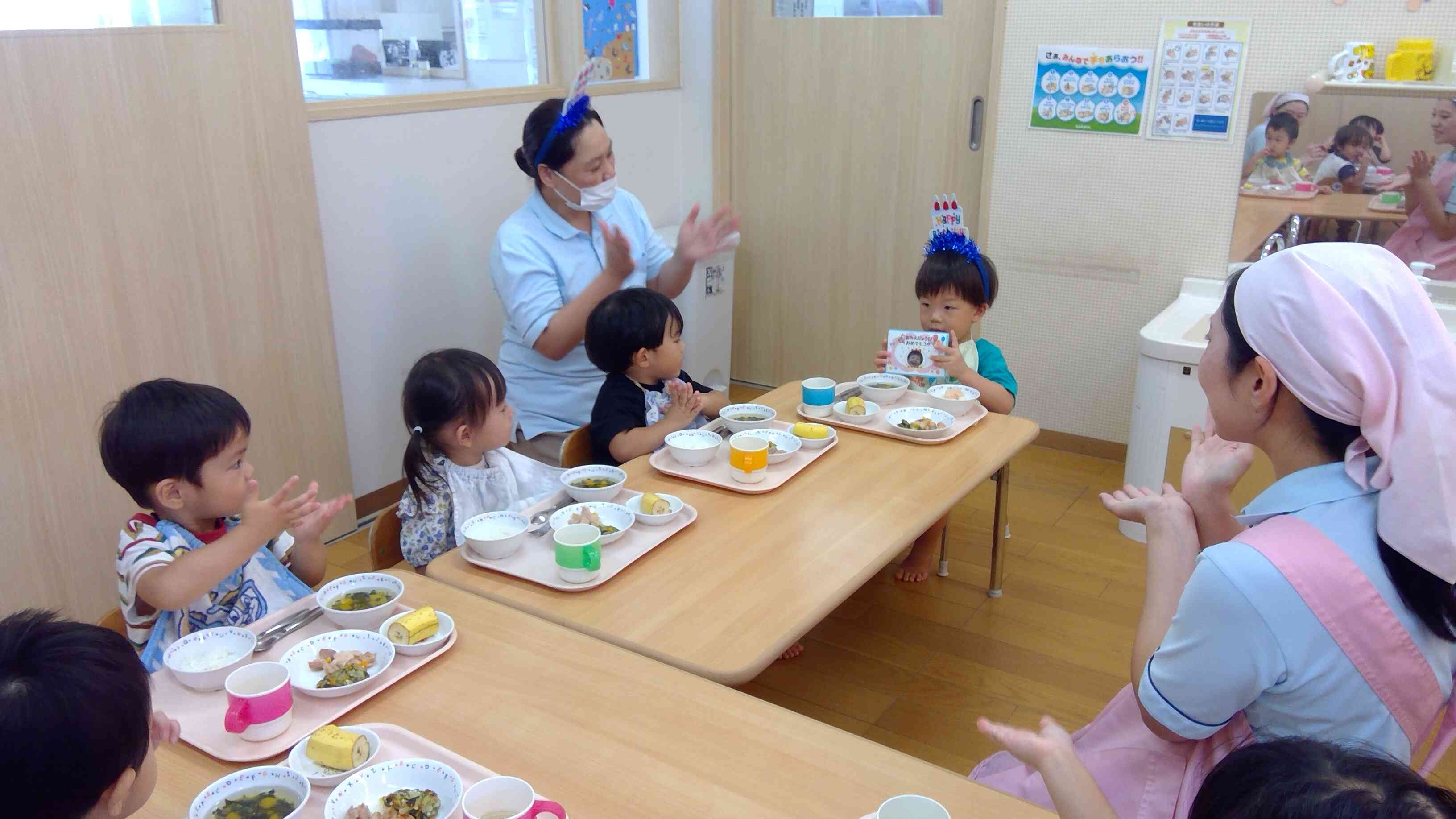 給食の前に、「たんたんたんたんたんじょうび～♪」とお歌を歌ってくれました。