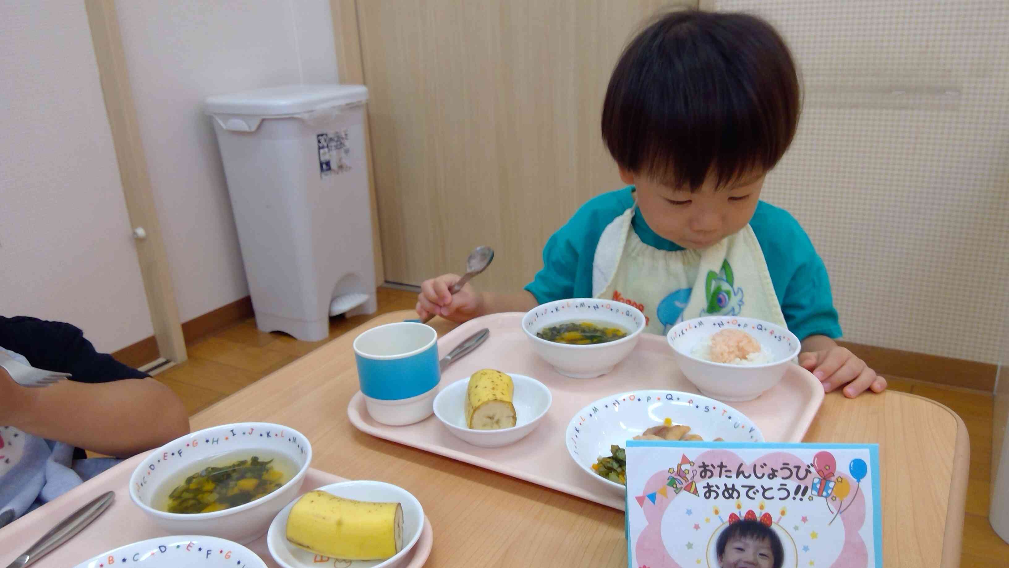 ご飯の上に乗った、ハート型のケチャップライスを見てビックリ！