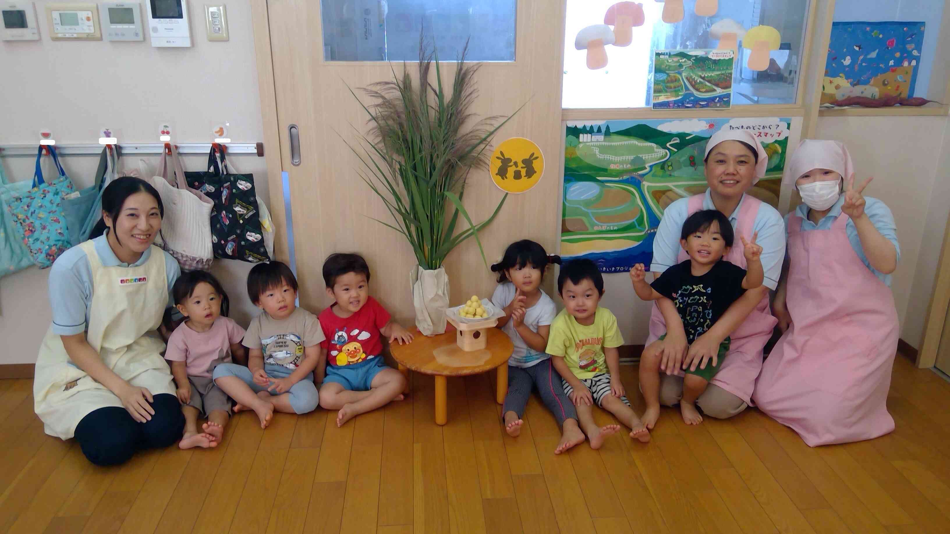 おいしいお月見団子をいっぱい食べたうさぎぐみさん（2歳児）はニコニコでハイチーズ♪まん丸できれいなお月様見えるといいね♪