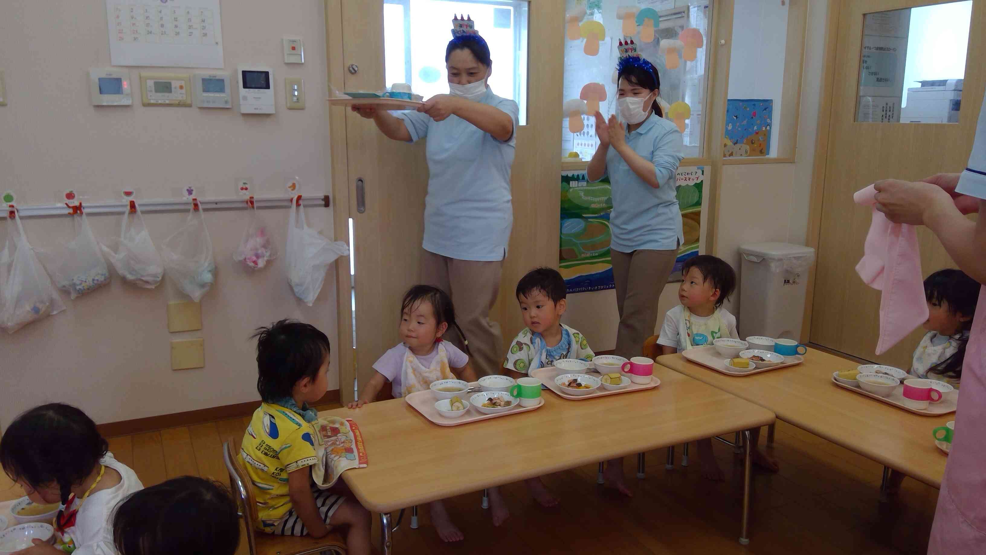 「おめでと～！」と言いながら給食の先生が登場！