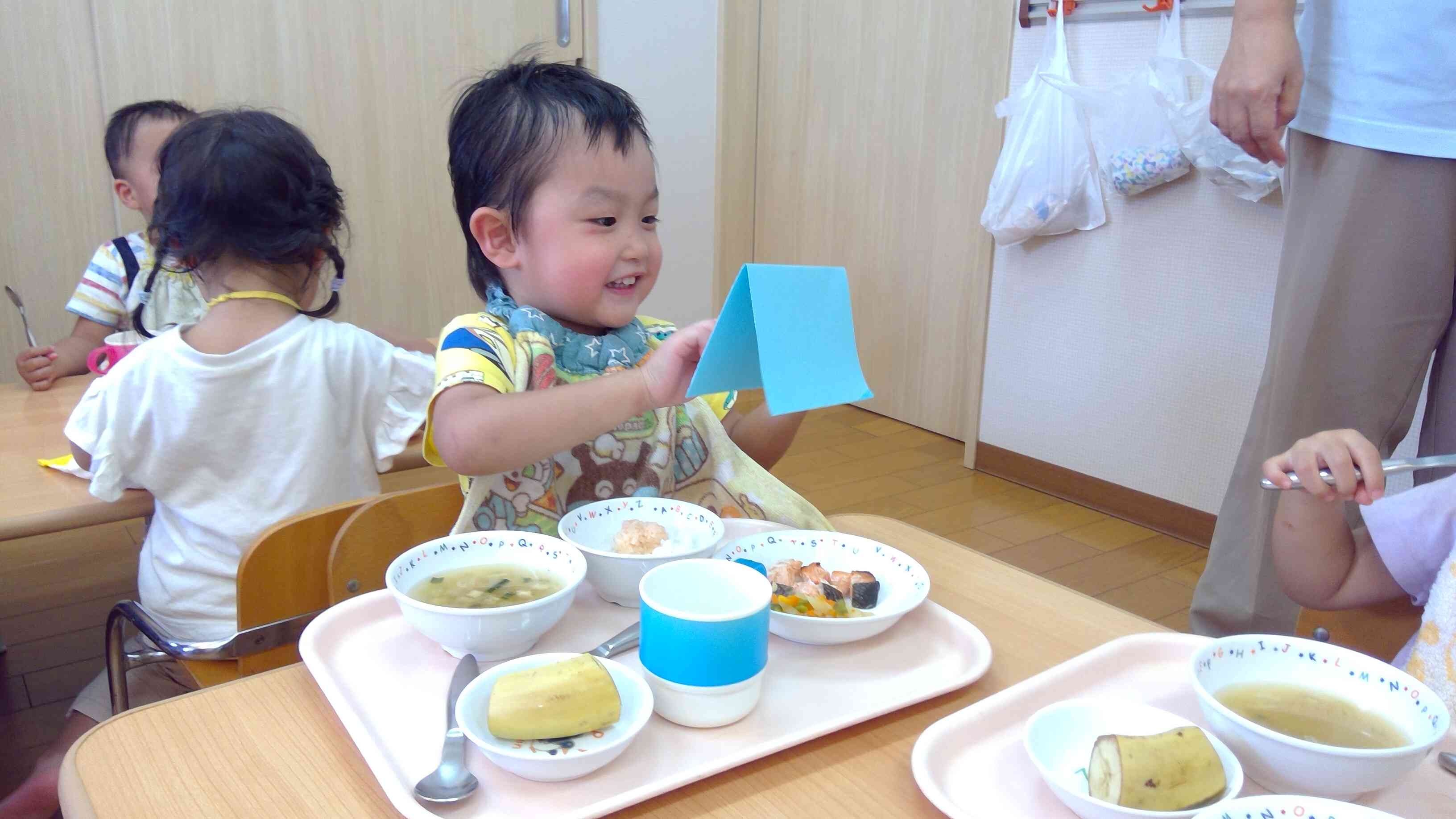 バースデー給食プレートにのっていたかわいいお写真のカードをニコニコで嬉しそうに見つめます♪