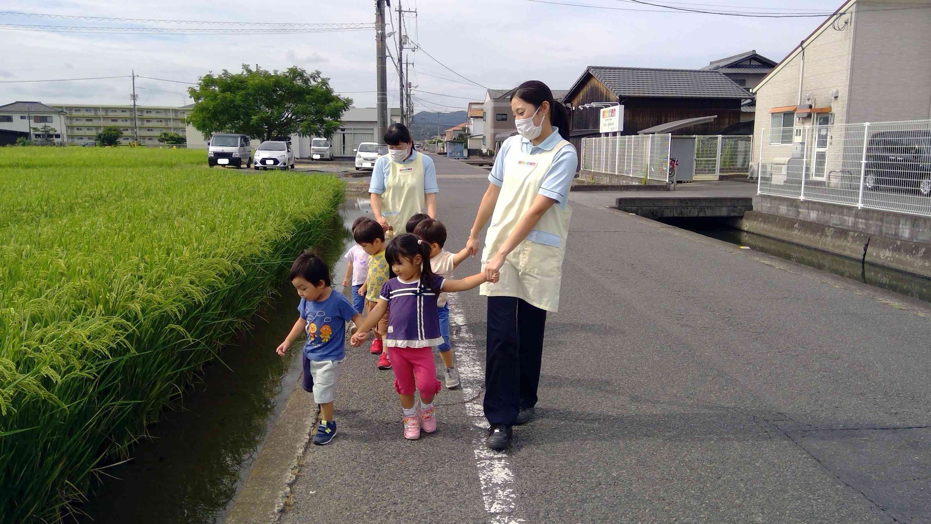 みんなで手を繋いで歩いて行きました！