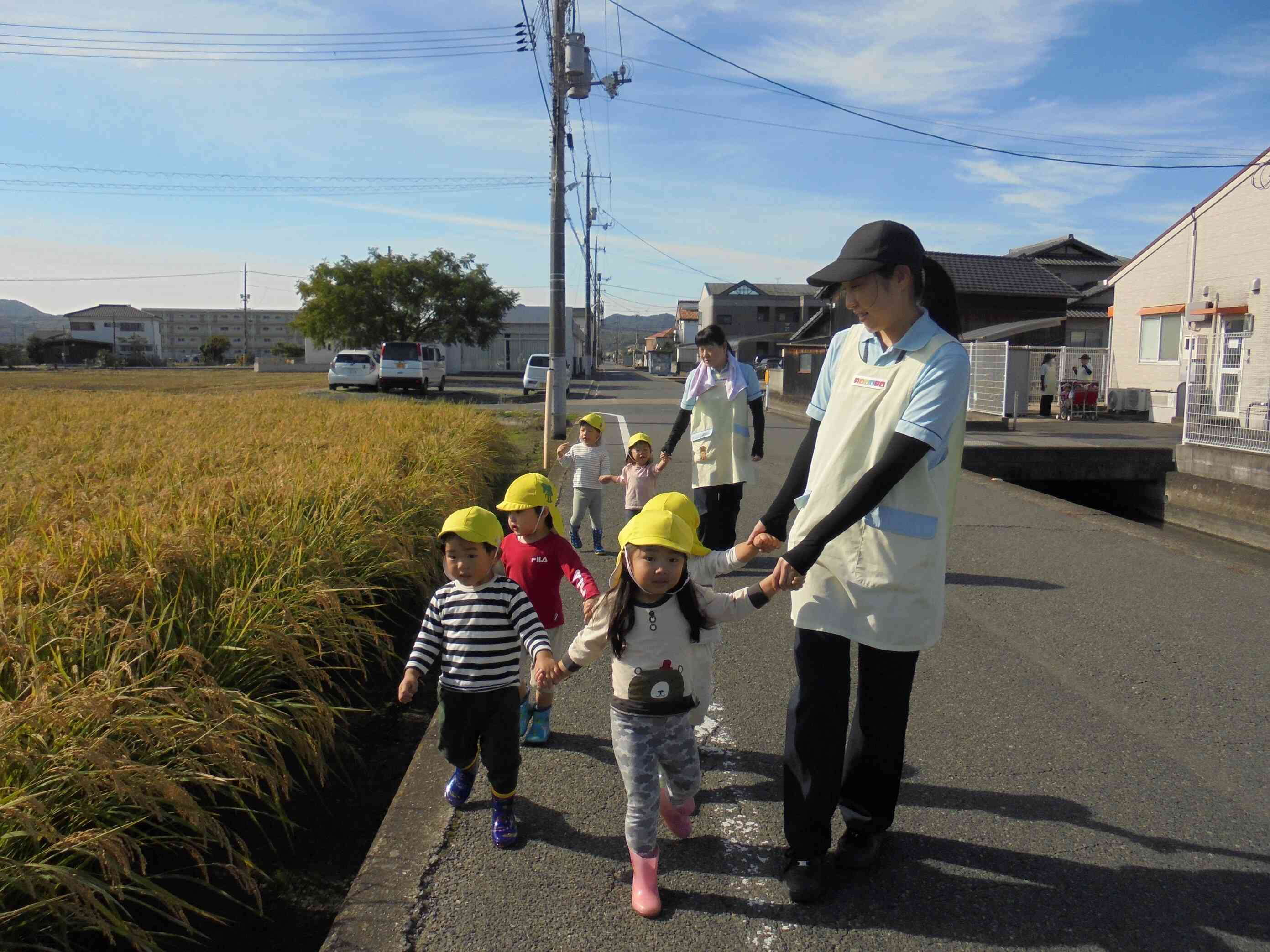 お芋畑まで、手を繋いで上手に歩きましたよ！