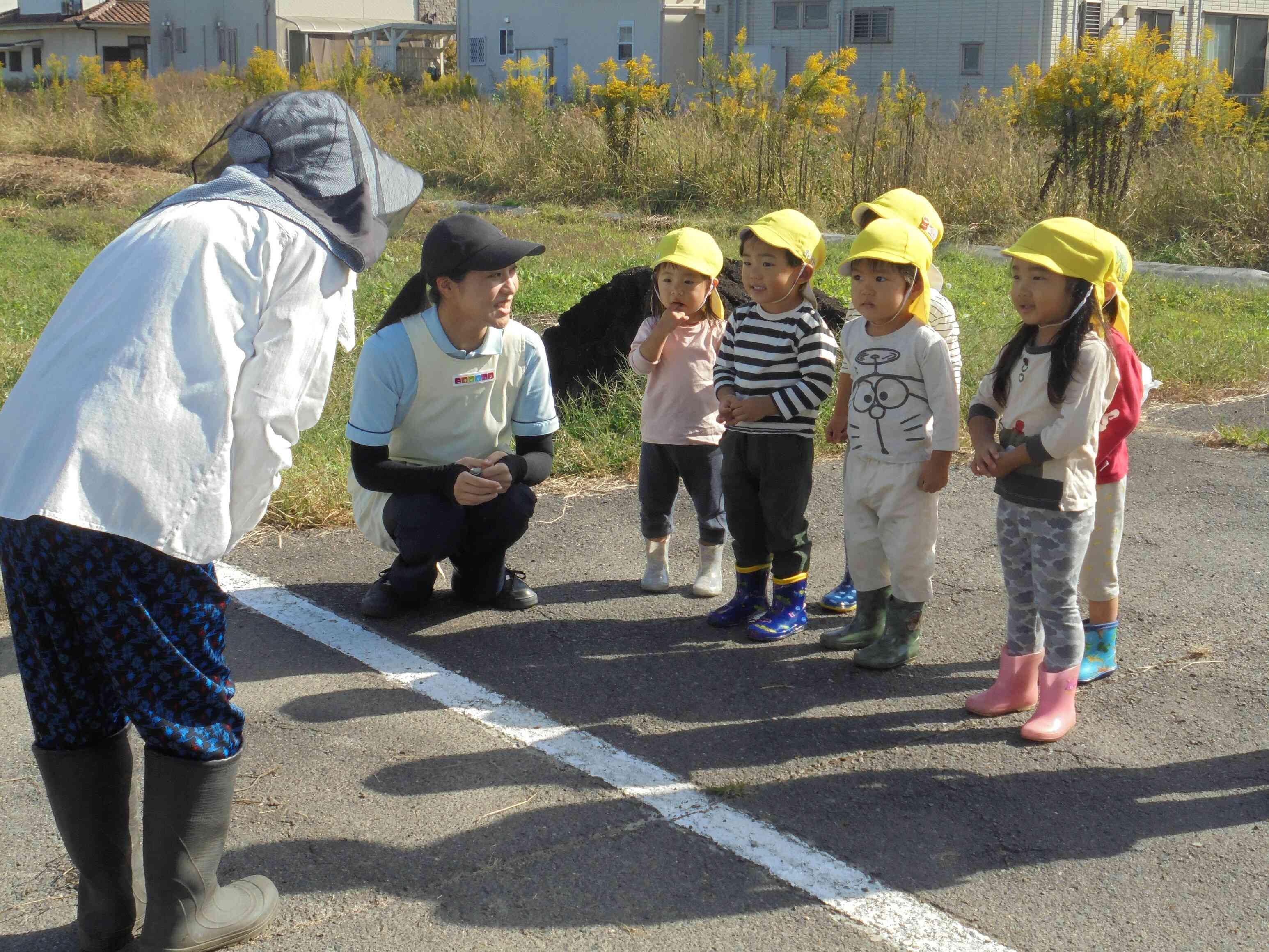 お芋を掘らせていただく地域の方に「こんにちはー」とごあいさつ！