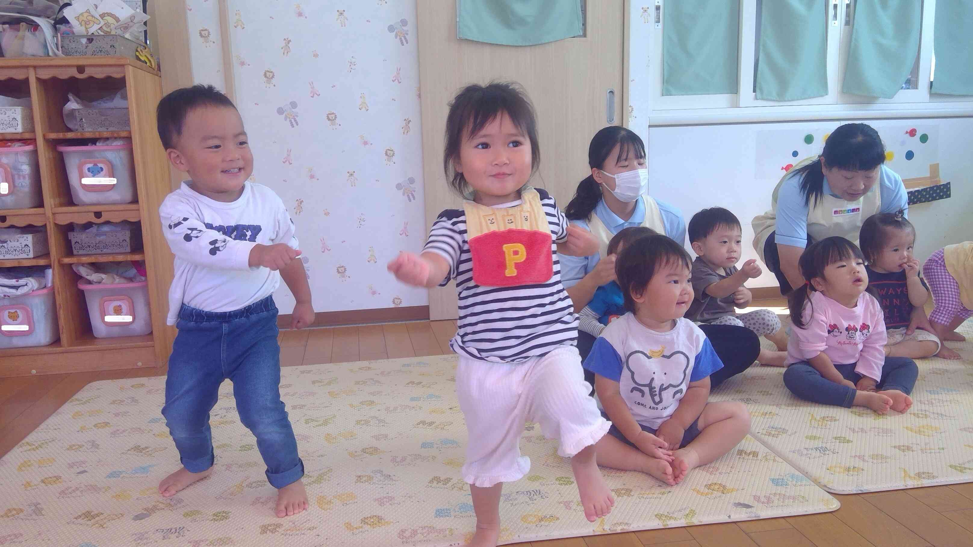 ノリノリでダンスするあひるぐみ（1歳児）さん♪