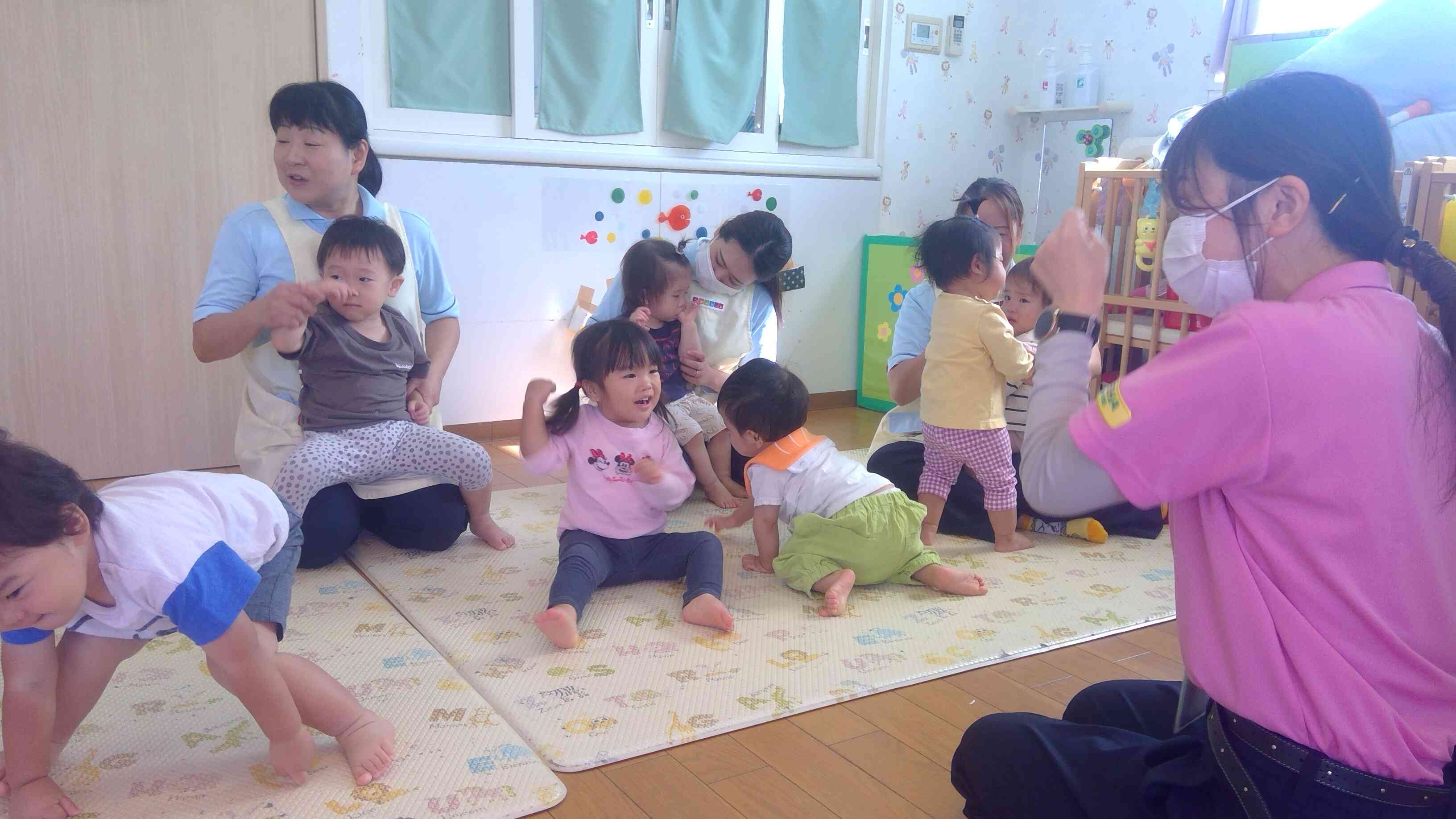 両手をブンブン動かして踊りますよ♪