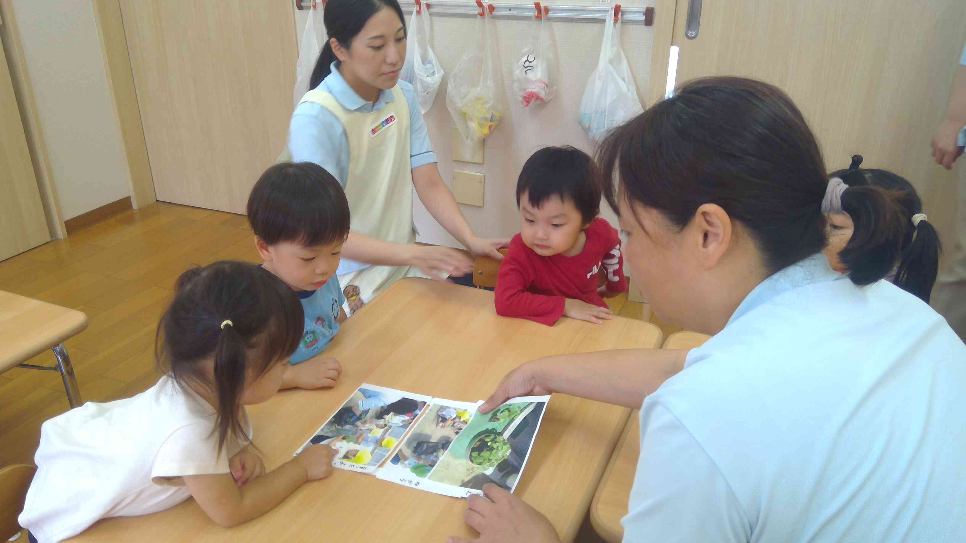 「これ、覚えてる～♪」興味津々の子ども達。