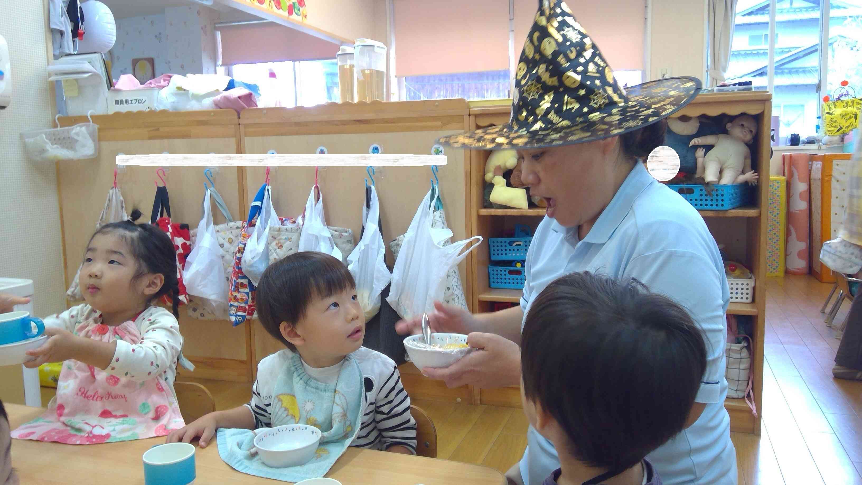 午後のおやつは、魔女に変身した給食の先生が来てくれました。