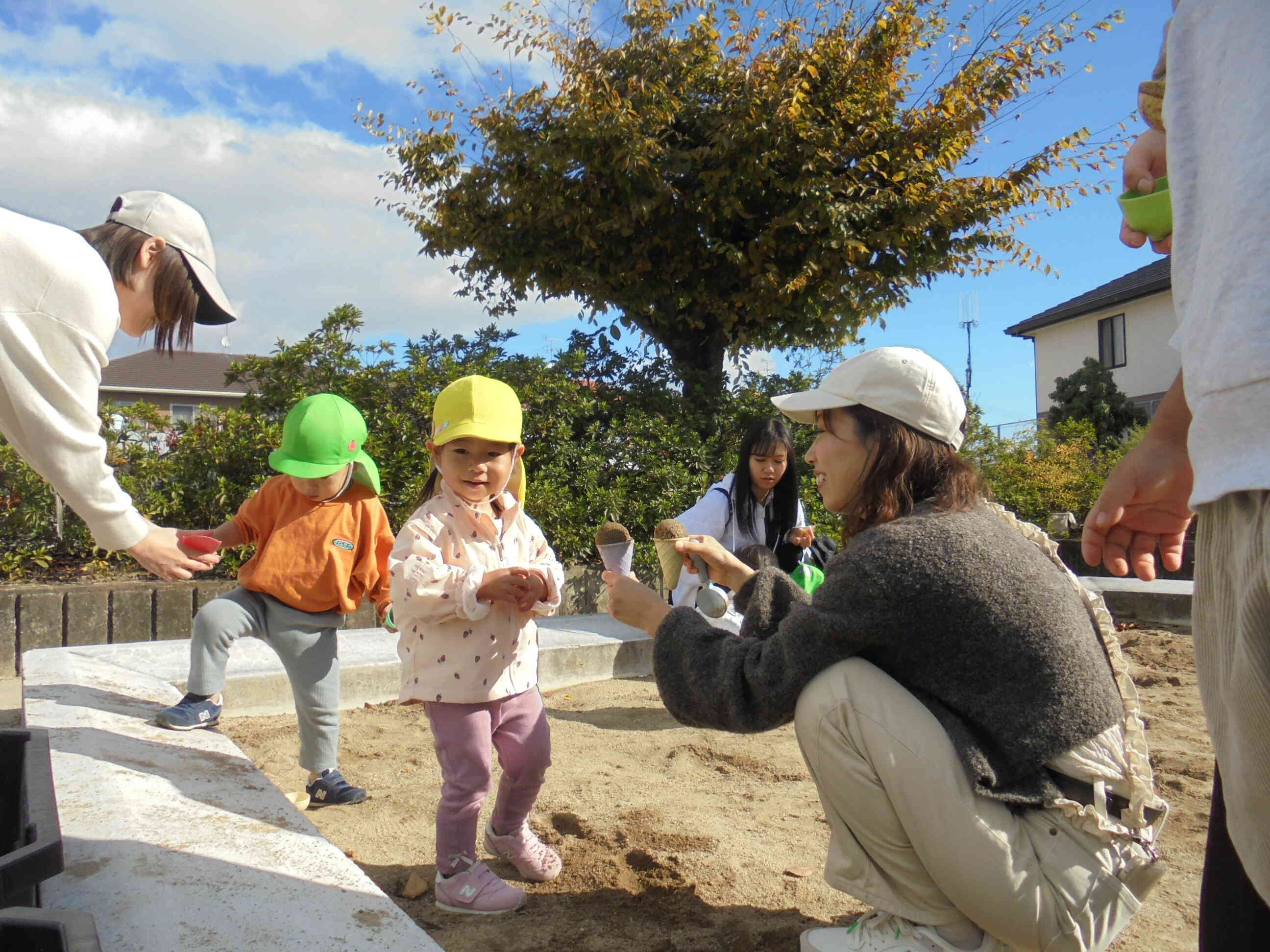 大好きなお砂場遊び、ママと一緒にアイス作り。