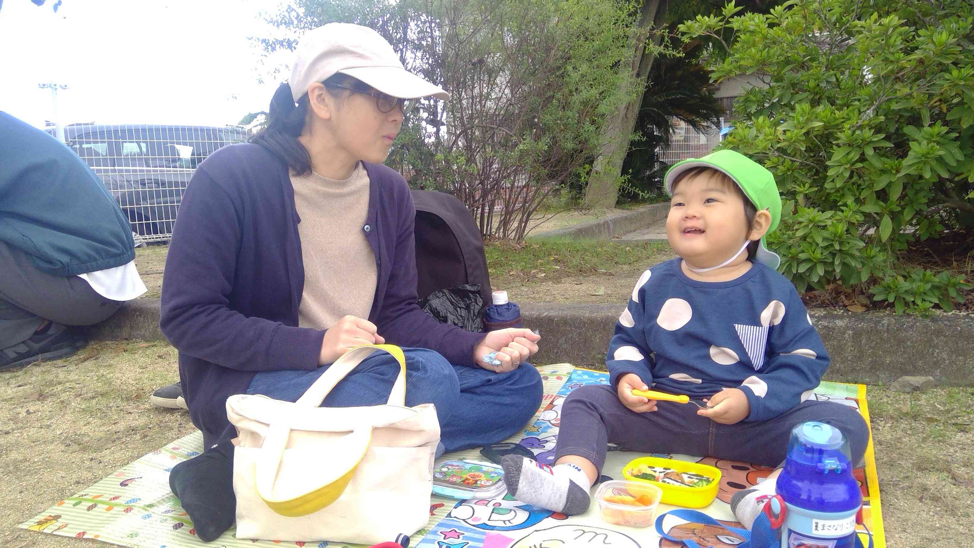 ママが早起きして作ってくれた車のお弁当、ニコニコで食べましたよ。