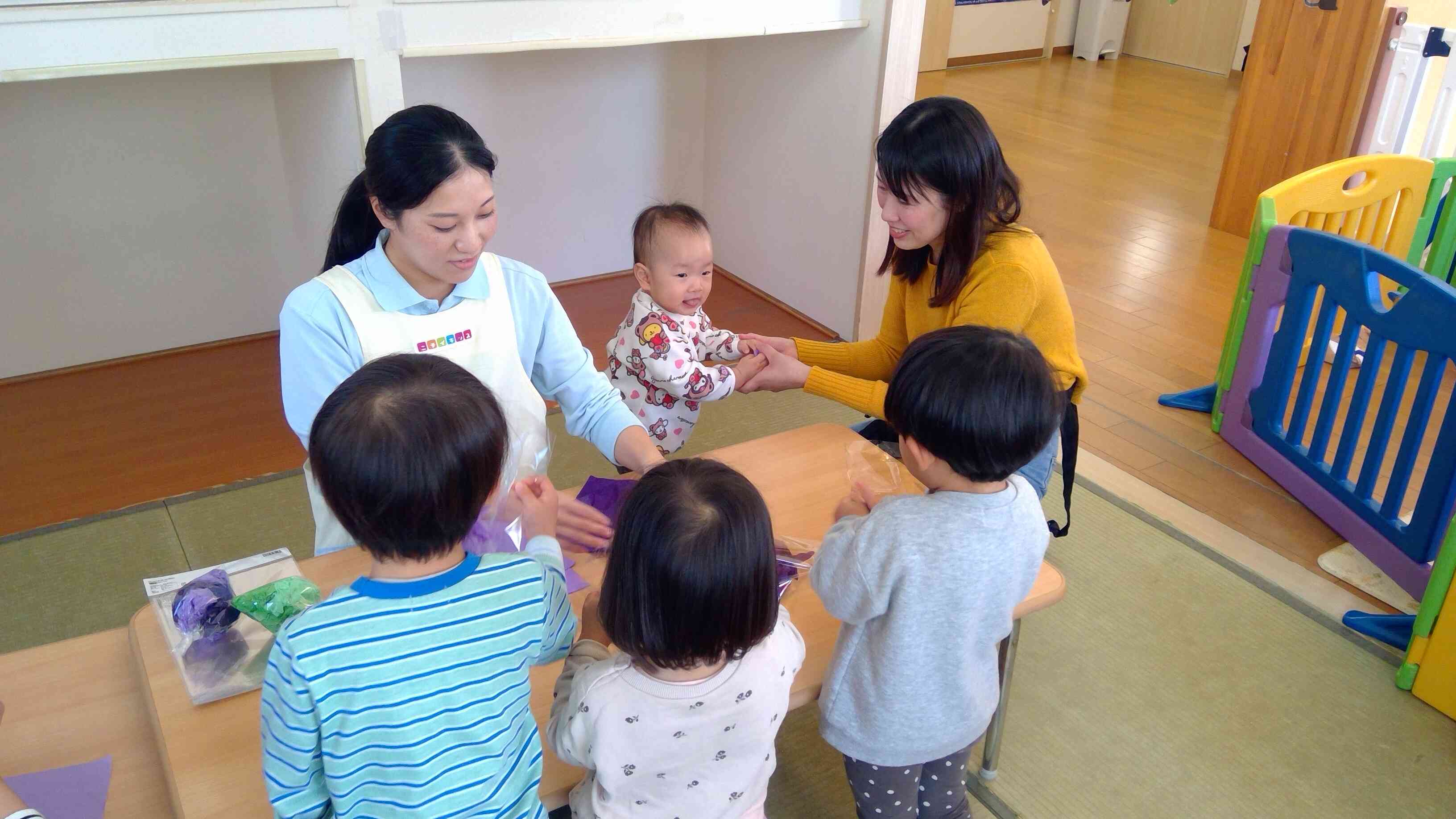 園の子ども達の様子を興味津々に見つめるおともだち！