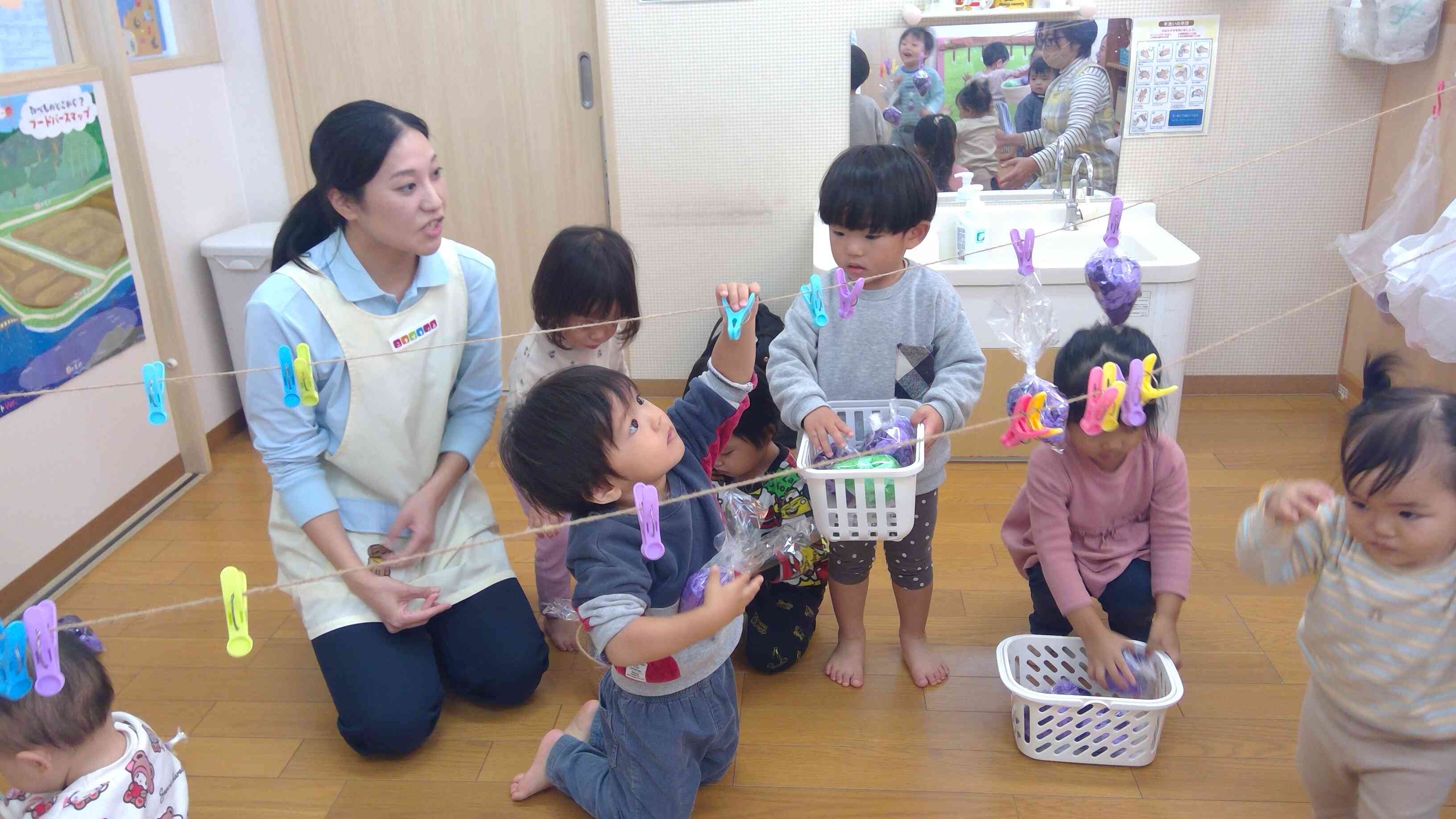 うさぎぐみさん（2歳児）は上手に洗濯ばさみを開いたり閉じたり出来ますよ。