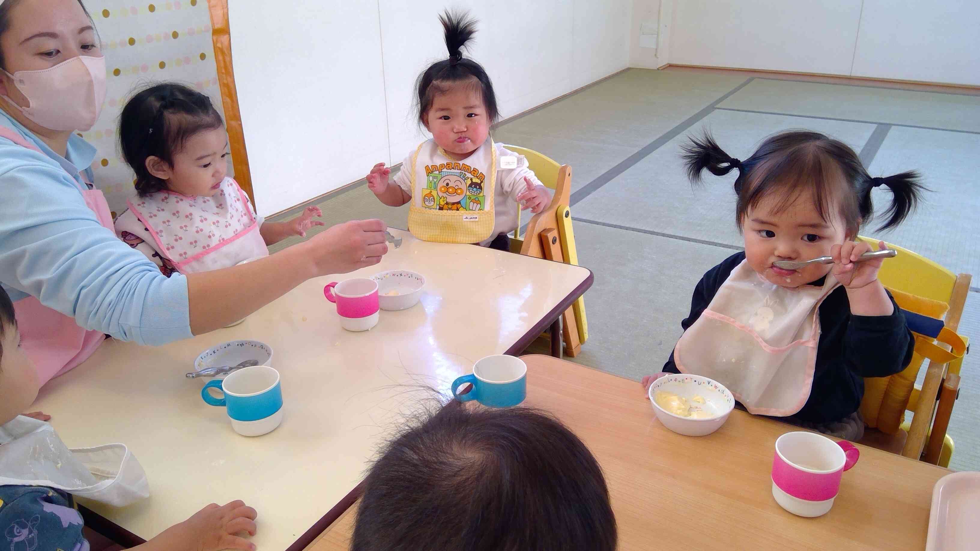 ひよこぐみさん（0歳児）も、サンタプリンに夢中です