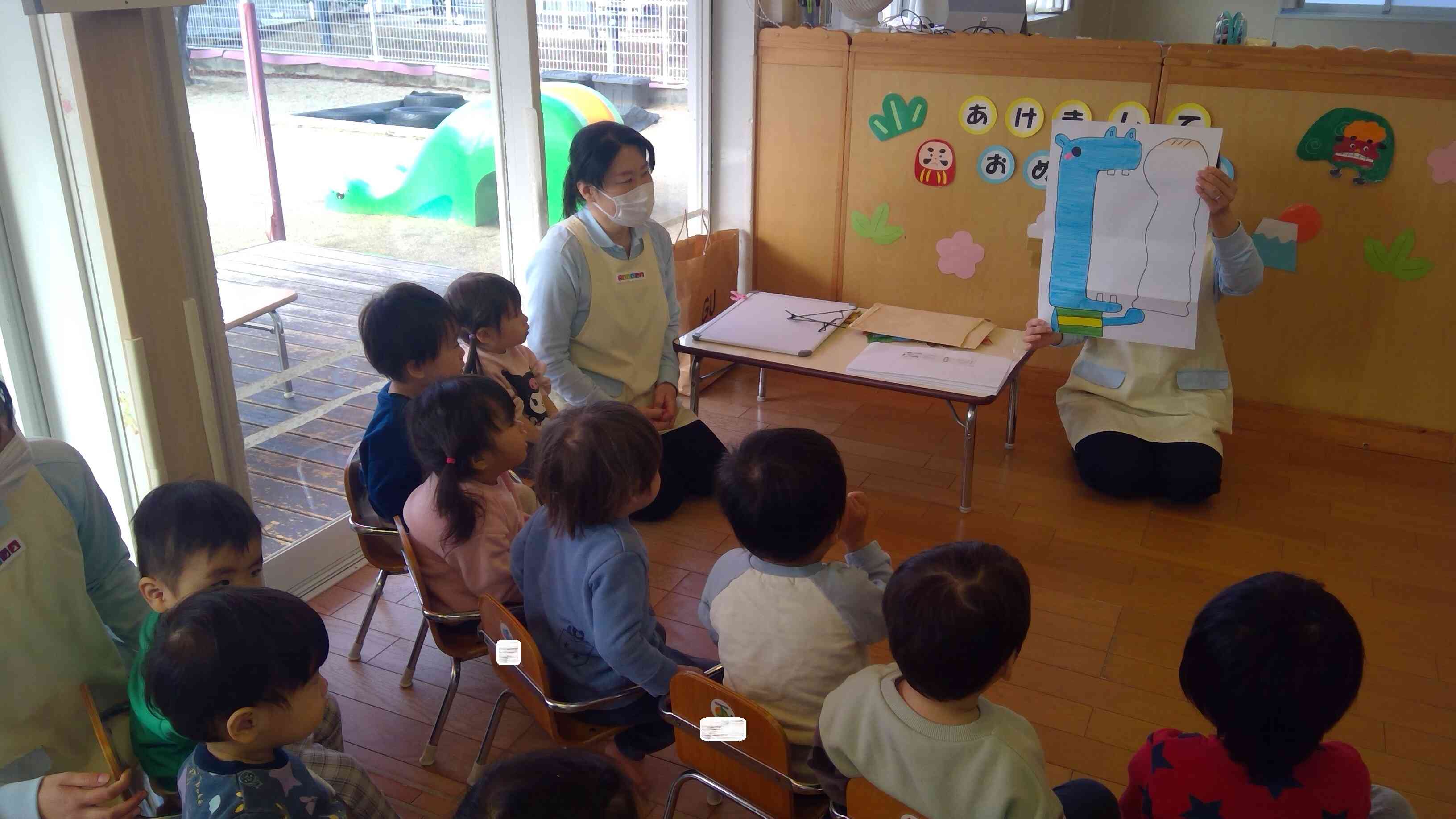 カバさんが大きなお口で食べているお餅を見て、「おもちたべたー」と教えてくれるお友だちもいましたよ。