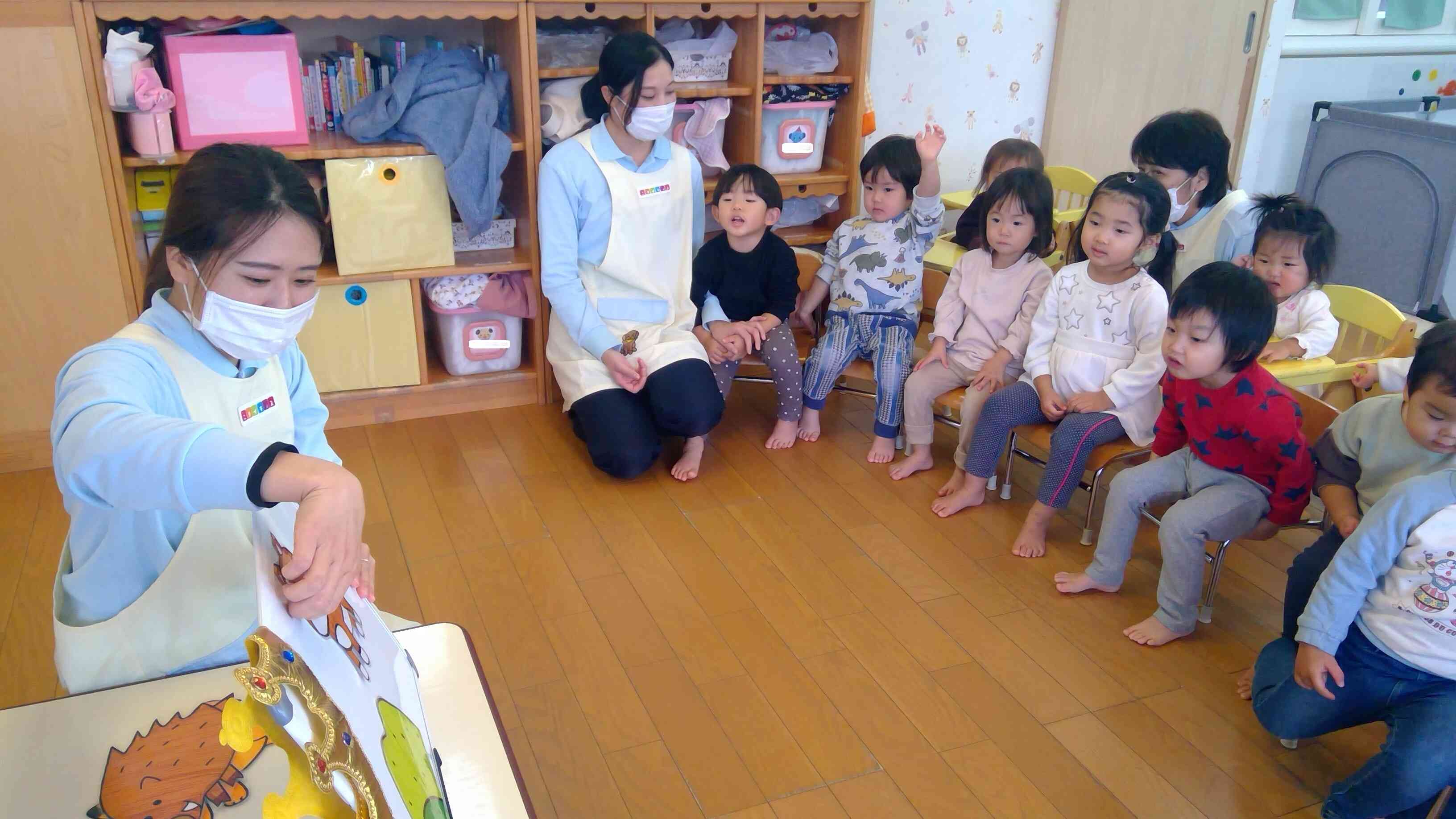 知っている動物が出てくると、元気いっぱい教えてくれるうさぎぐみ（2歳児）さん。