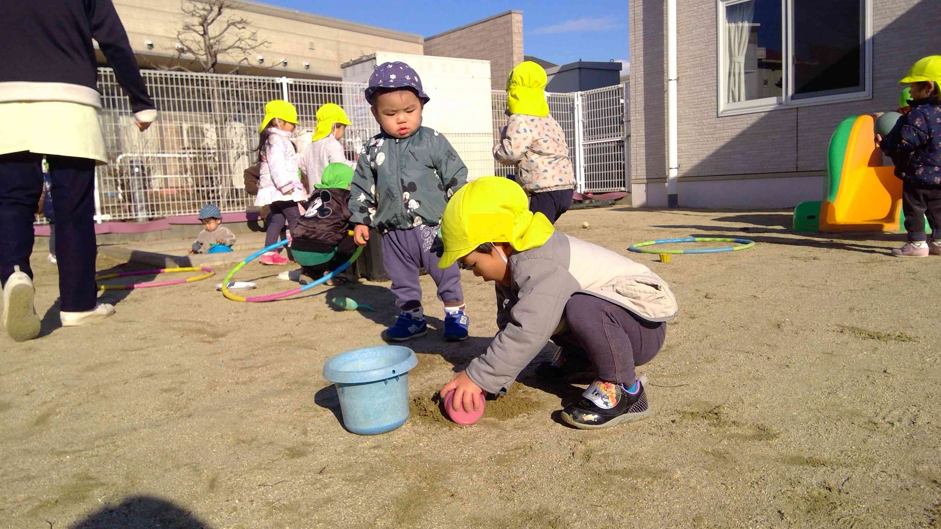 うさぎぐみ（2歳児）のお兄さんが楽しそうに遊んでいる様子を観察中のひよこぐみさん