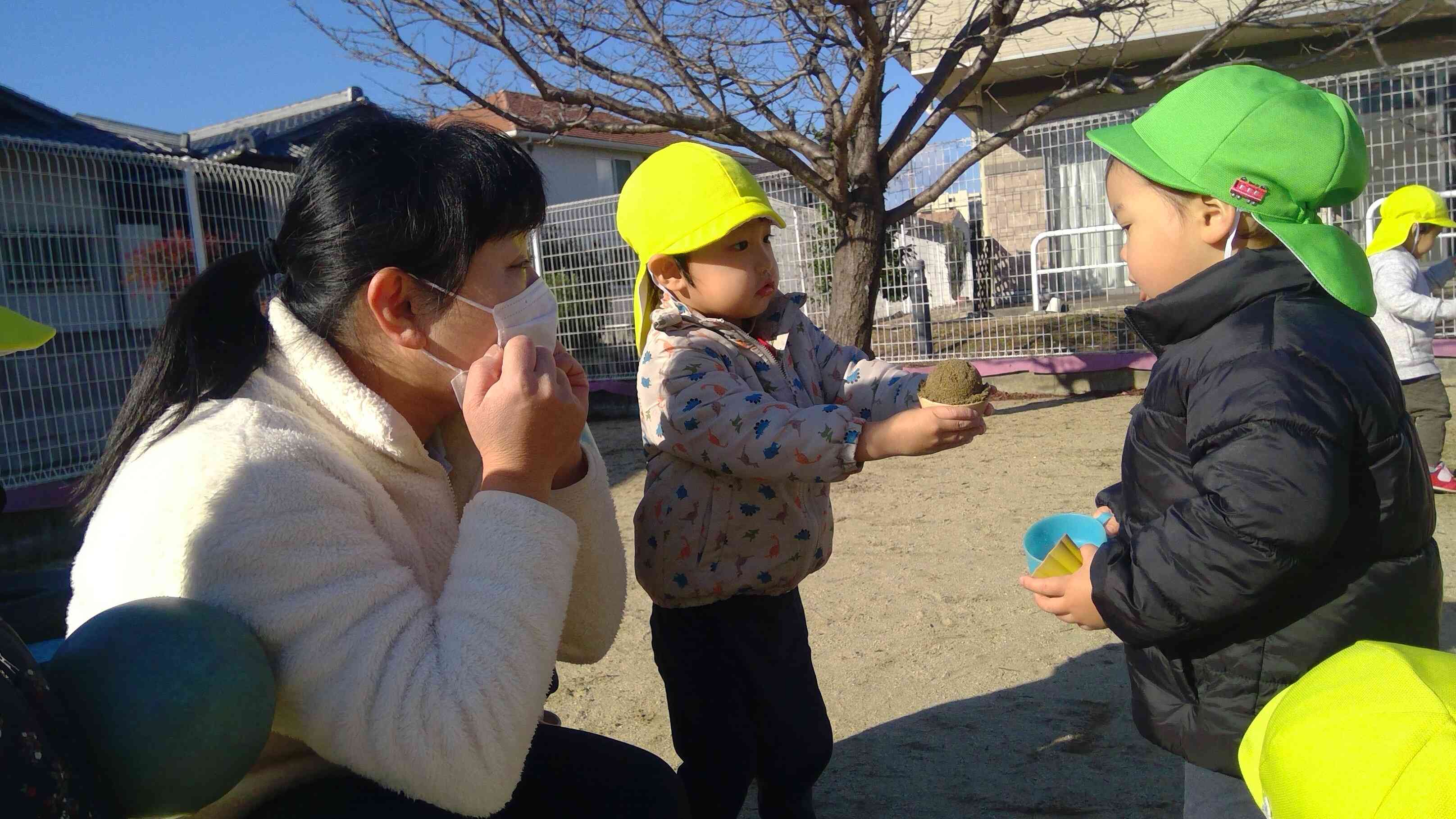 「おいしいアイスが出来ましたよ～！はいどうぞ♪」