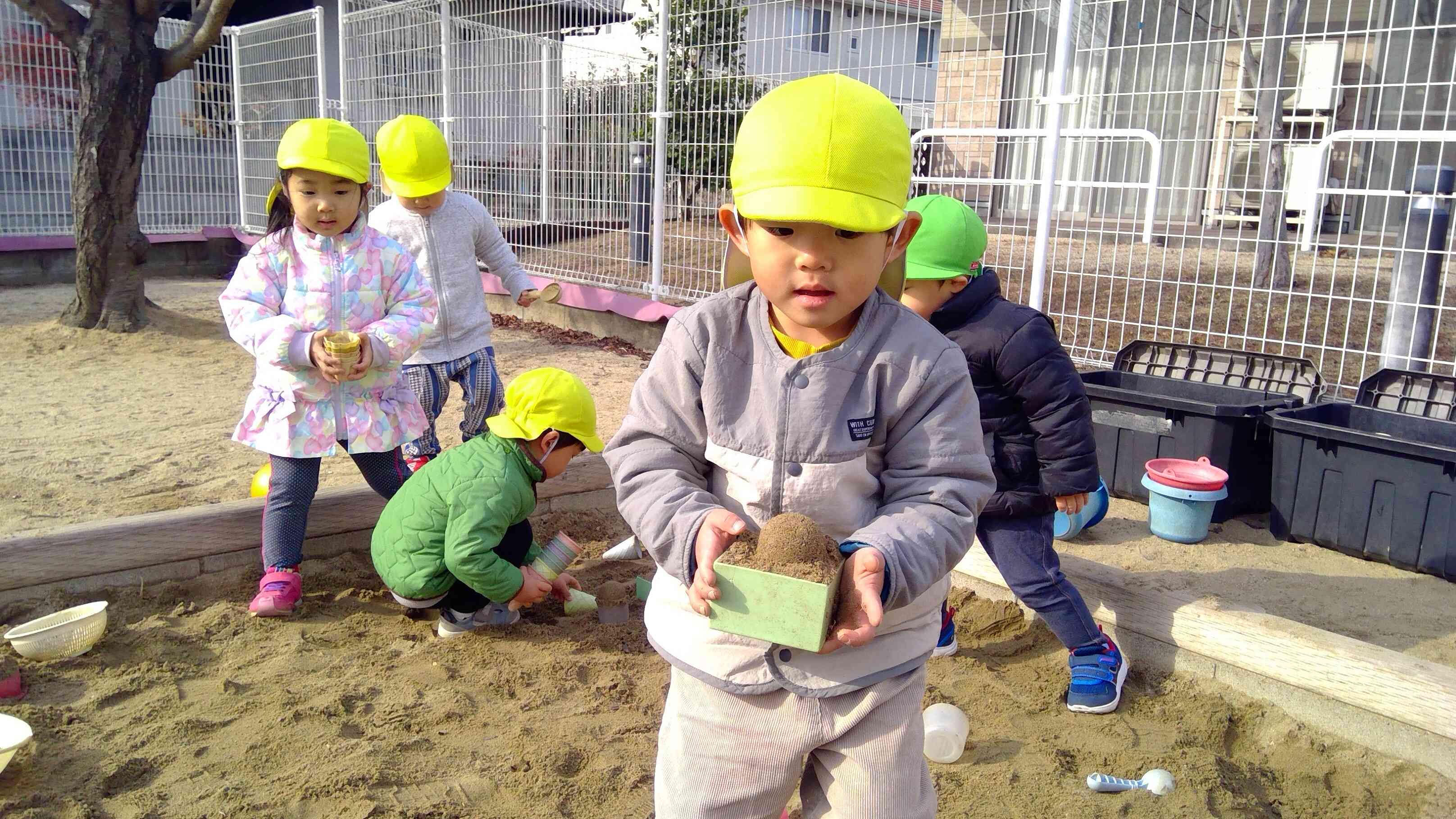 大きいケーキ出来たよー！そーっとそーっと慎重に運びますよ