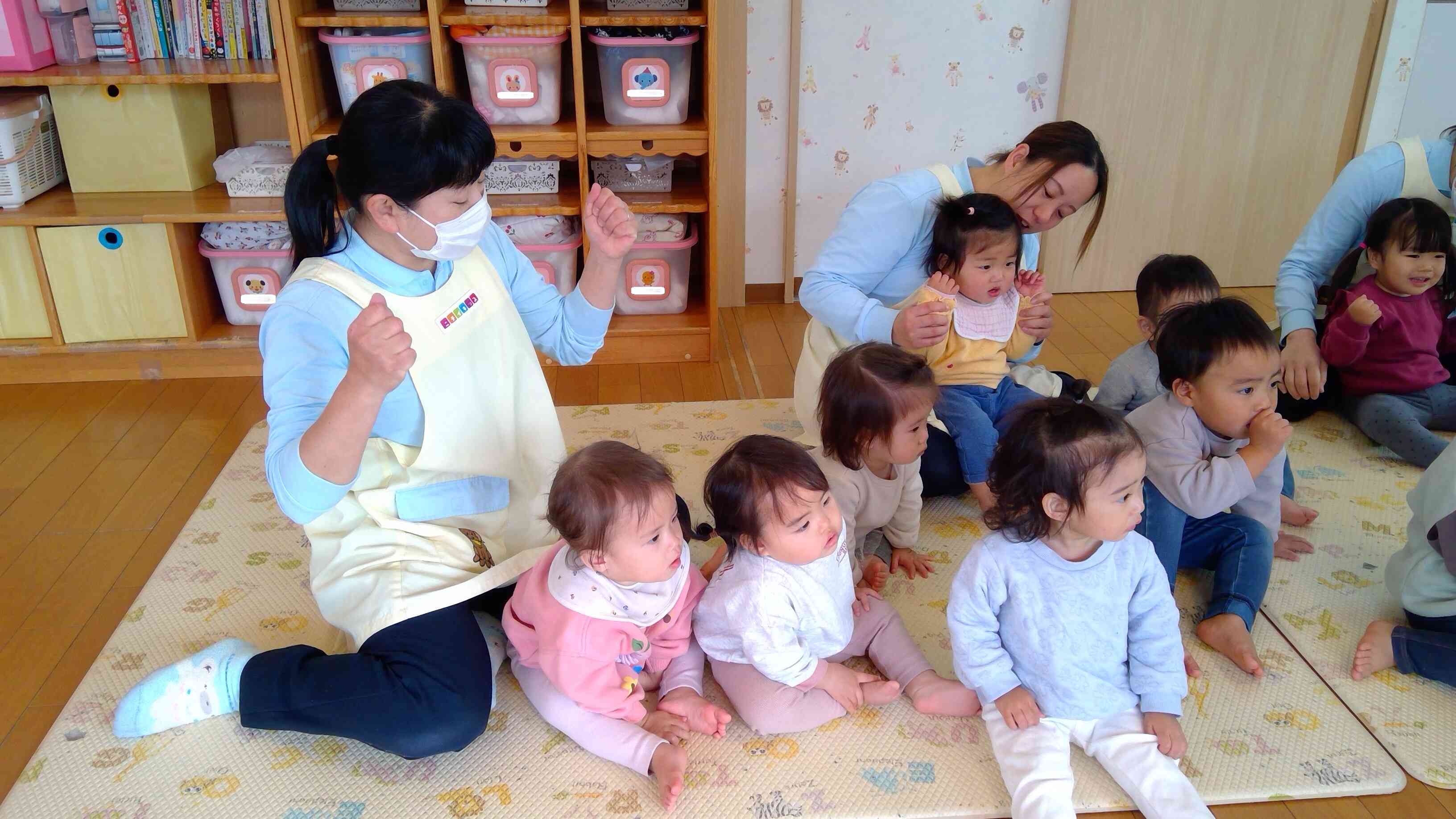 興味深々のひよこぐみさん（0歳児）