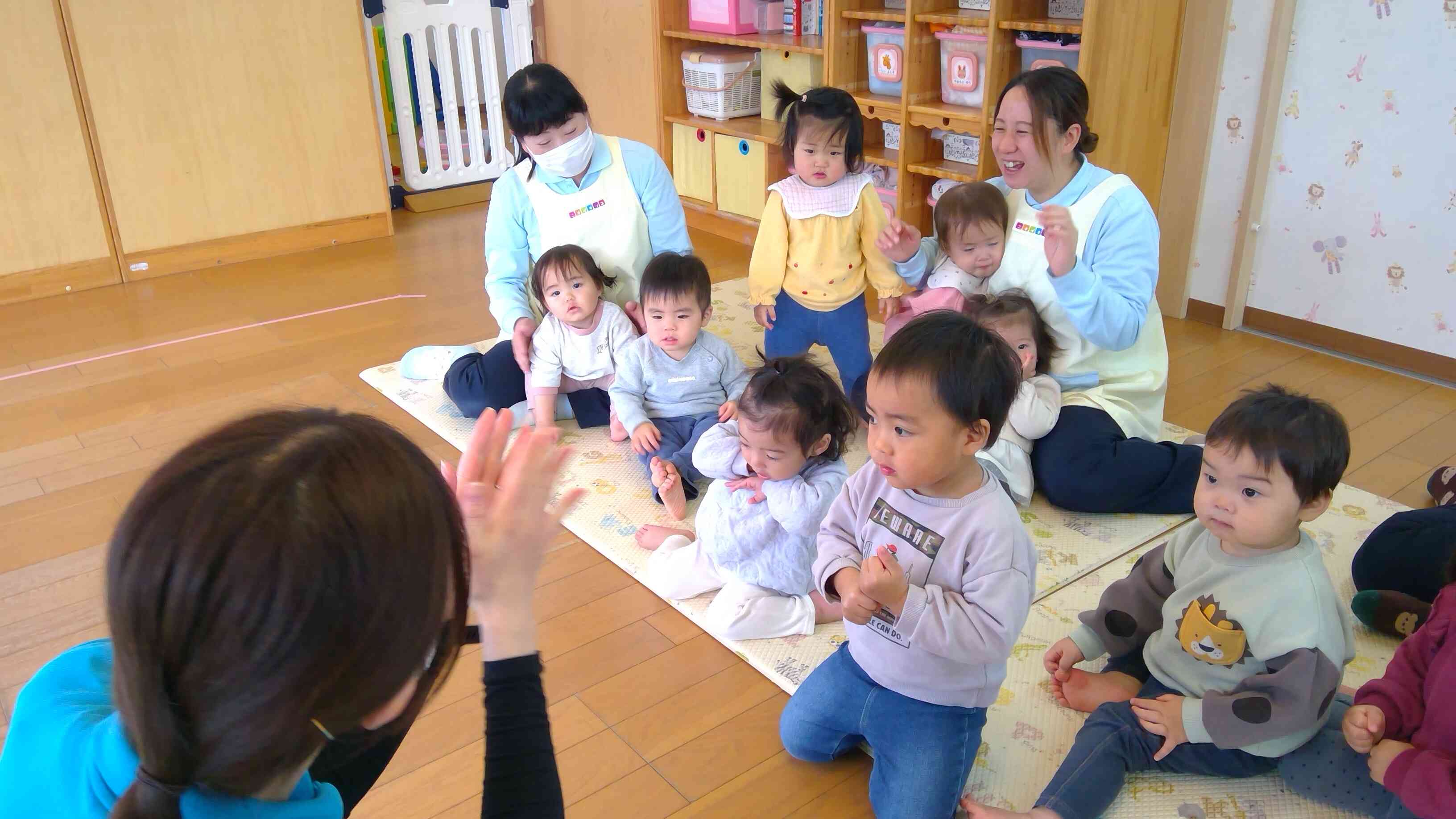 今日初めてする新しい手遊び、み～んな目をキラキラさせて注目しますよ