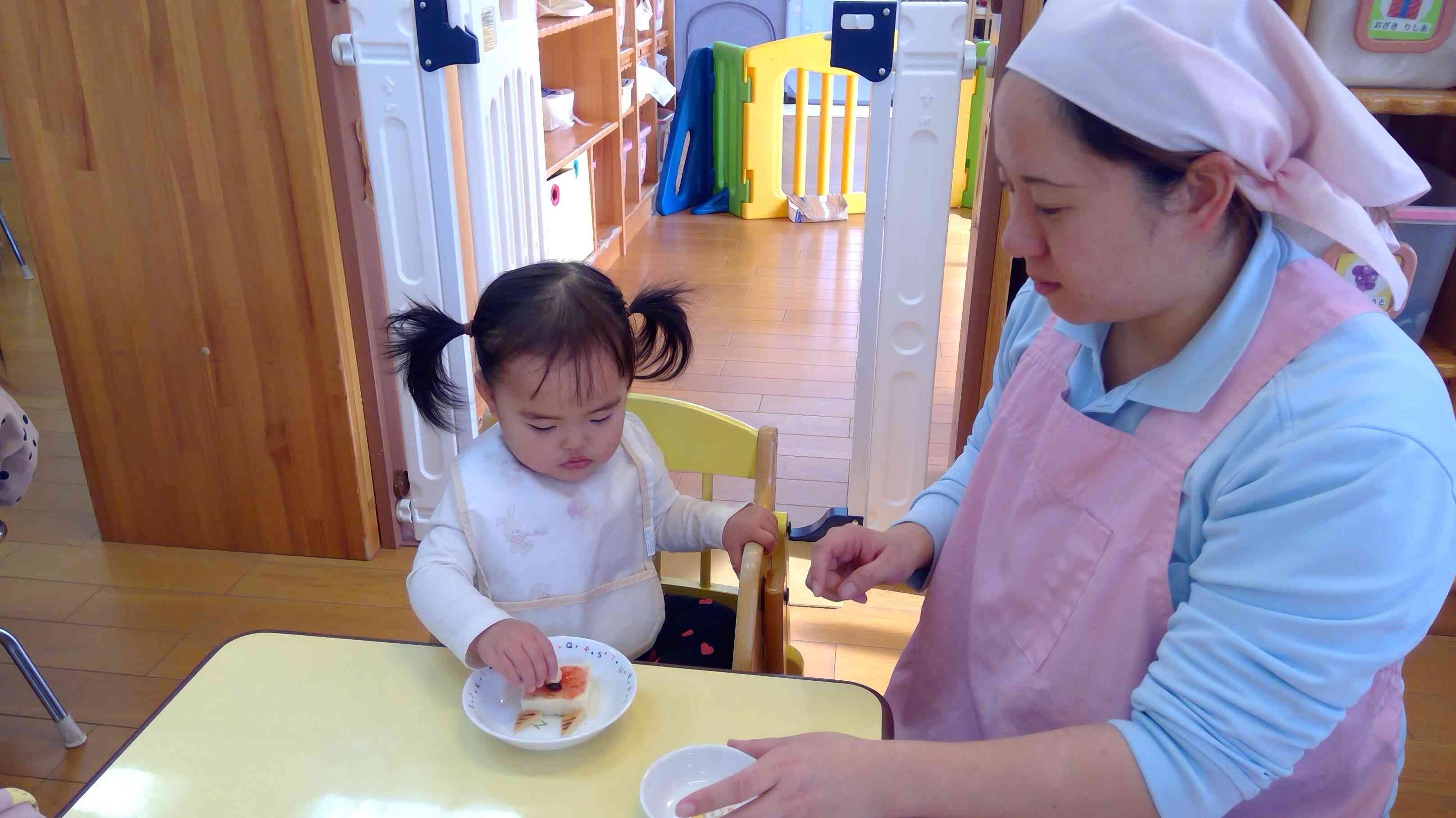 真剣な表情で目、鼻をつけるひよこぐみのおともだち