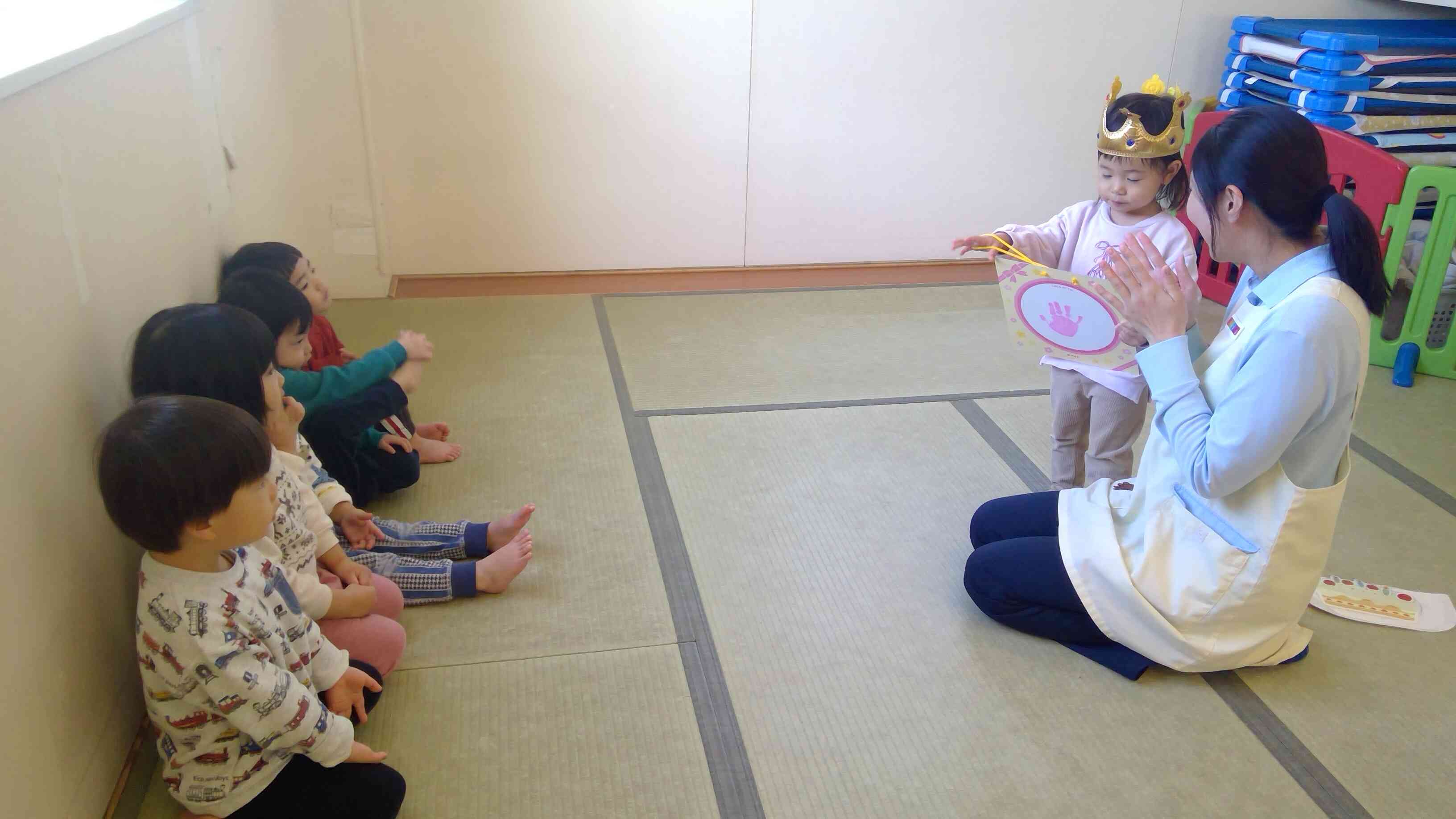 お友だちや保育者に「おめでとー」とお祝いしてもらいました