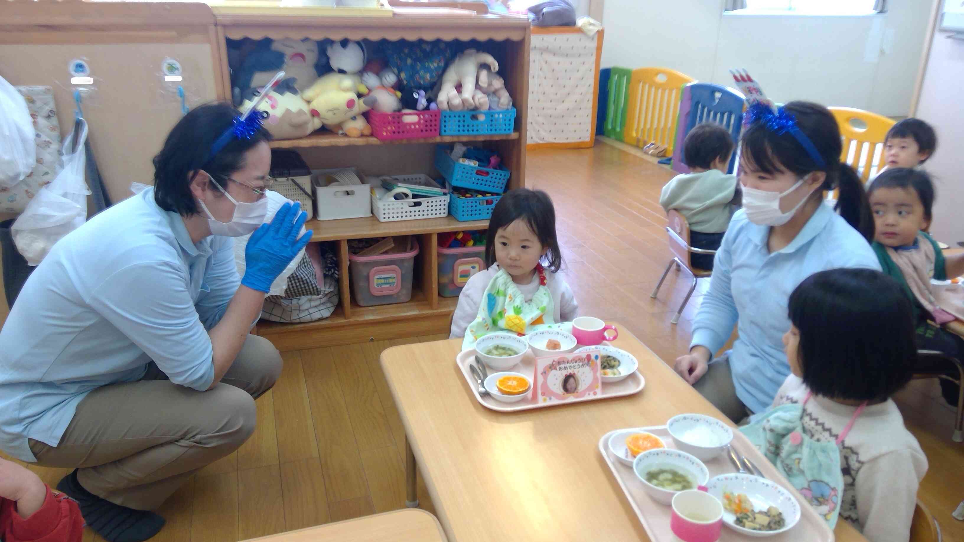 給食の先生も一緒に「たんたんたんたんたんじょうびー♪」と歌ってお祝いしてくれましたよ