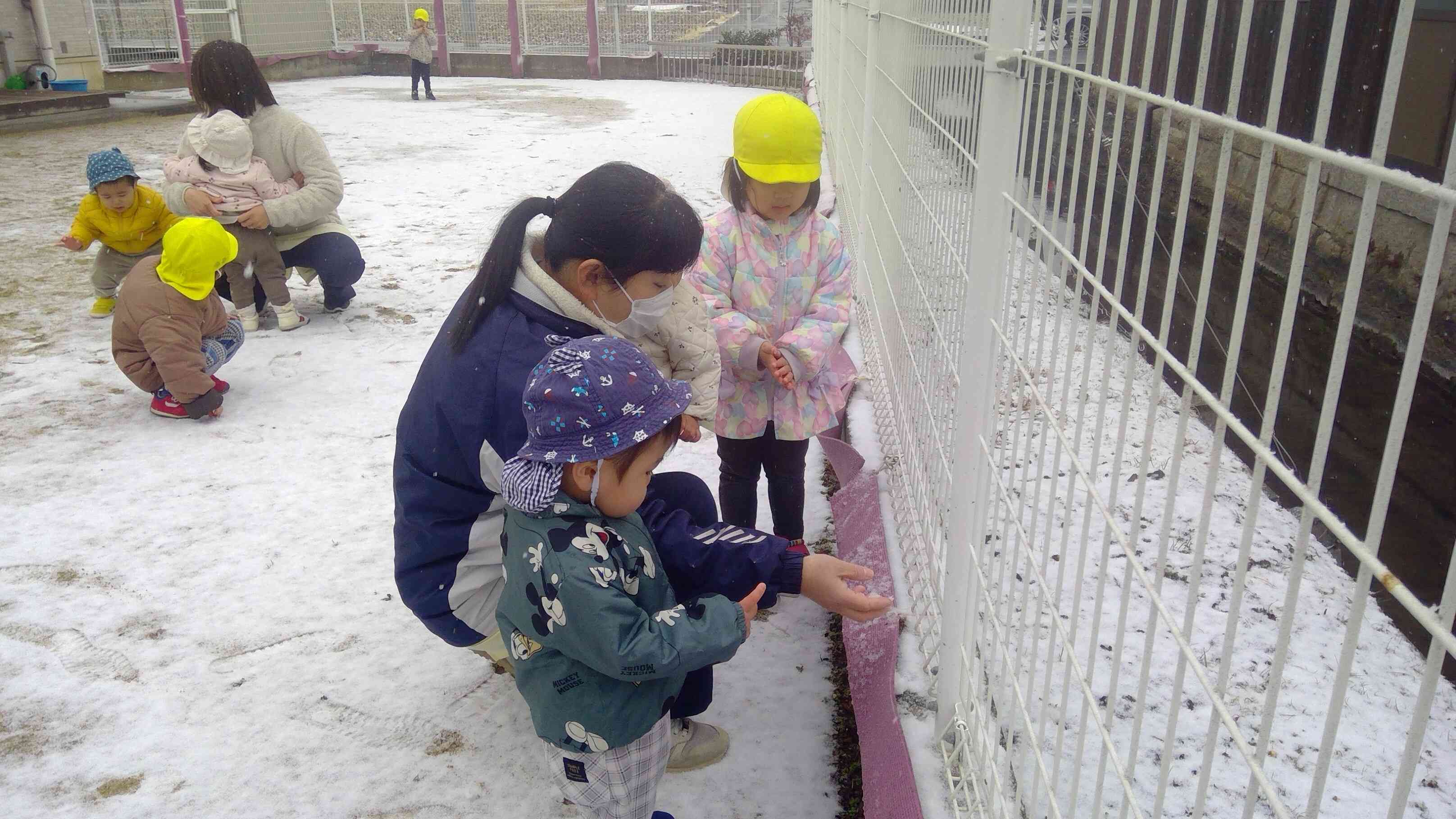 積もった雪を手のひらにのせて冷たさを感じます