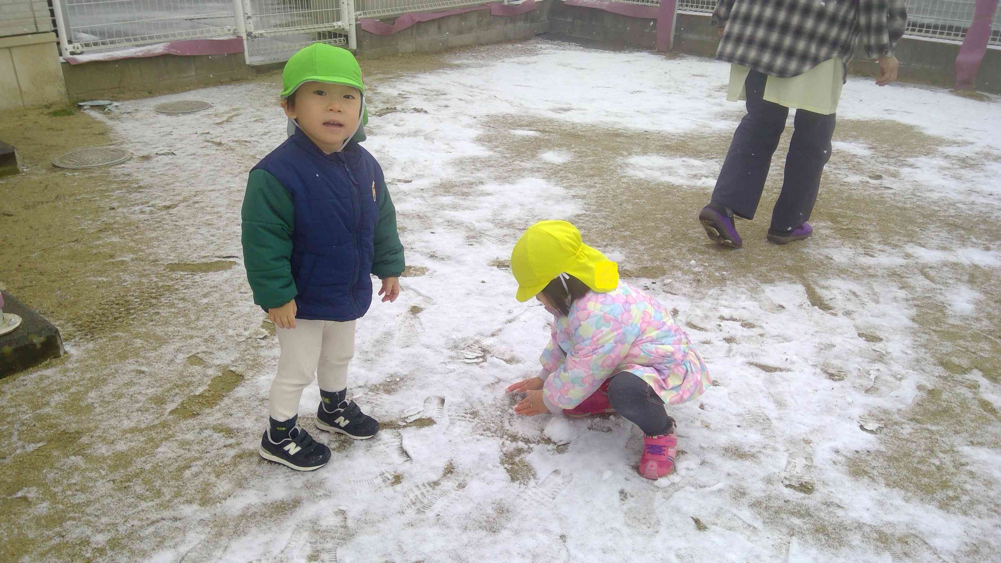 「雪だるまつくろ～！」