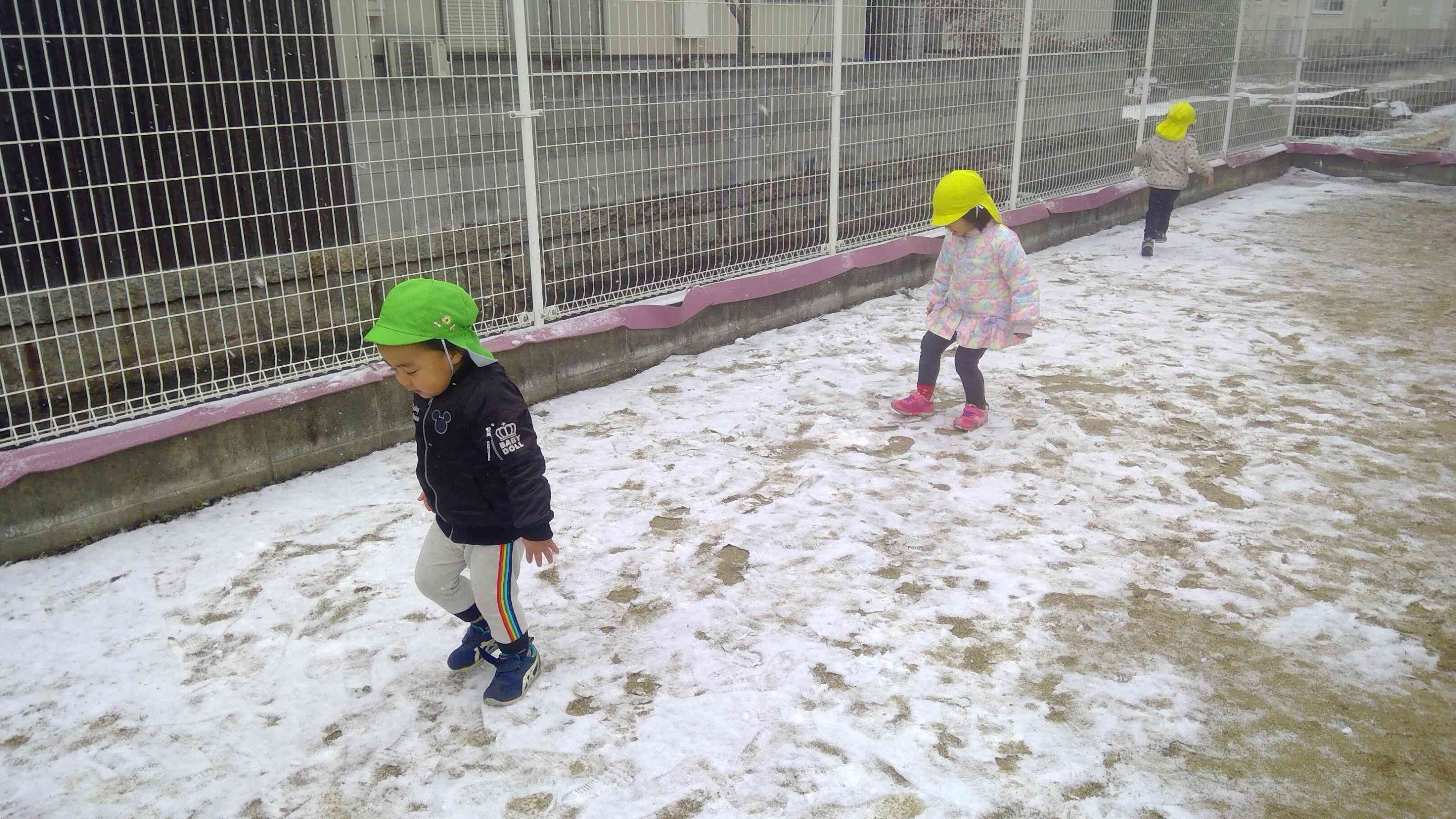 雪の上を歩くと足形が出来たよ