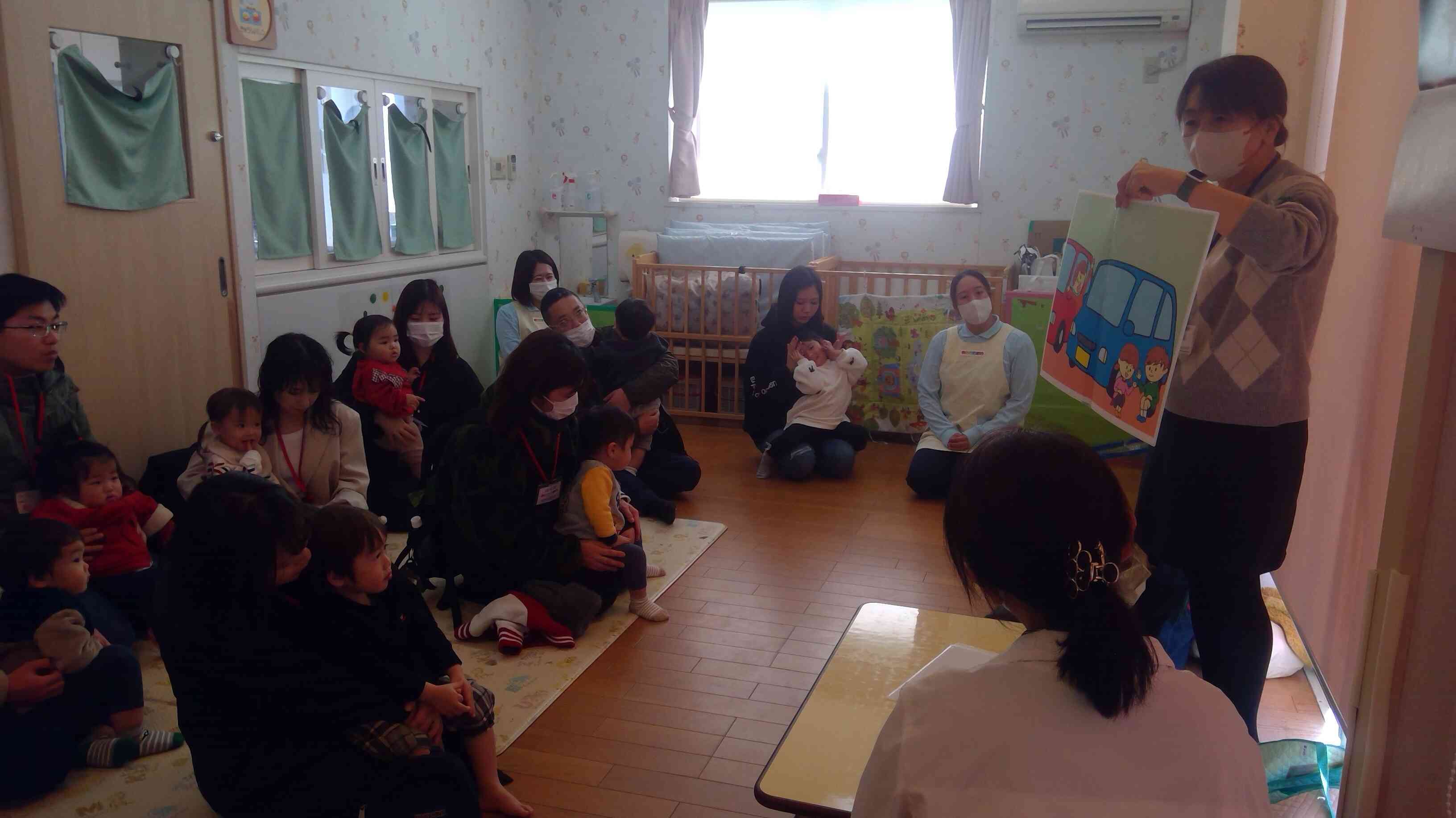 「車のそばではあそばない」子ども達が大好きな車の紙芝居で教えてもらいました。