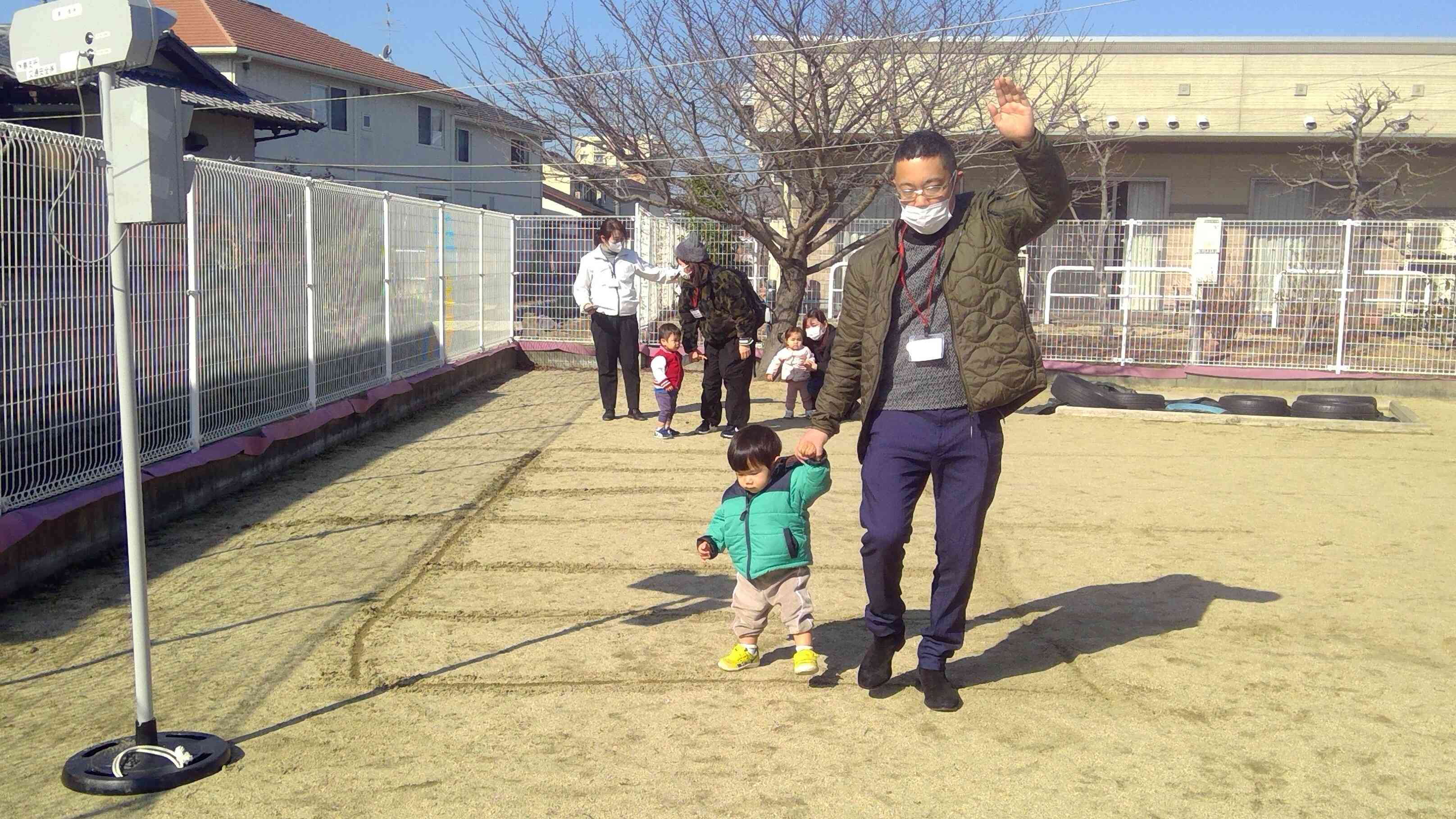 ひよこぐみ（0歳児）のおともだちも大好きなパパと一緒に横断歩道を歩きますよ。