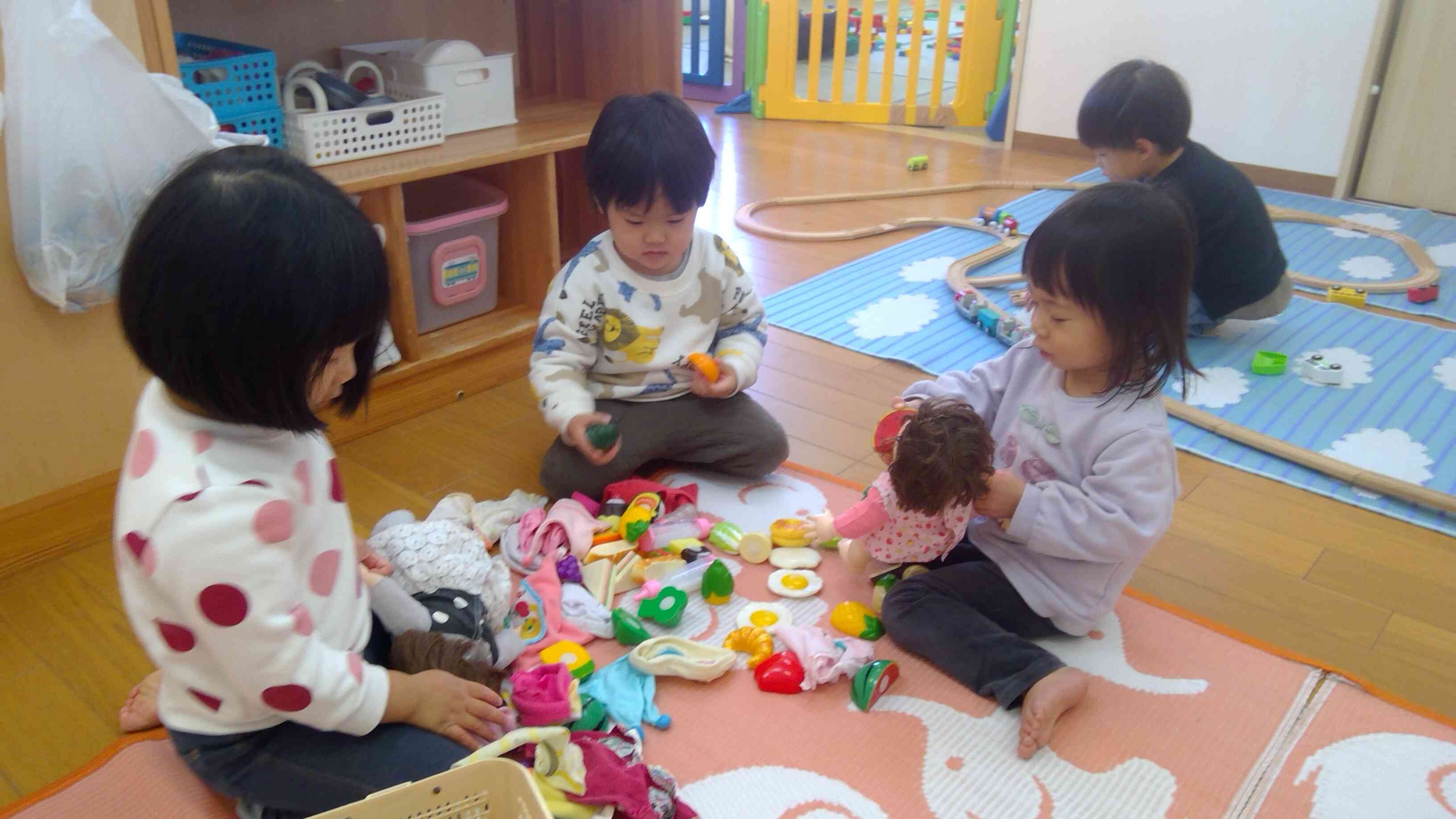 今日は子ども達のリクエストの「電車ごっこ」と「おままごと」のコーナー遊びを楽しみました