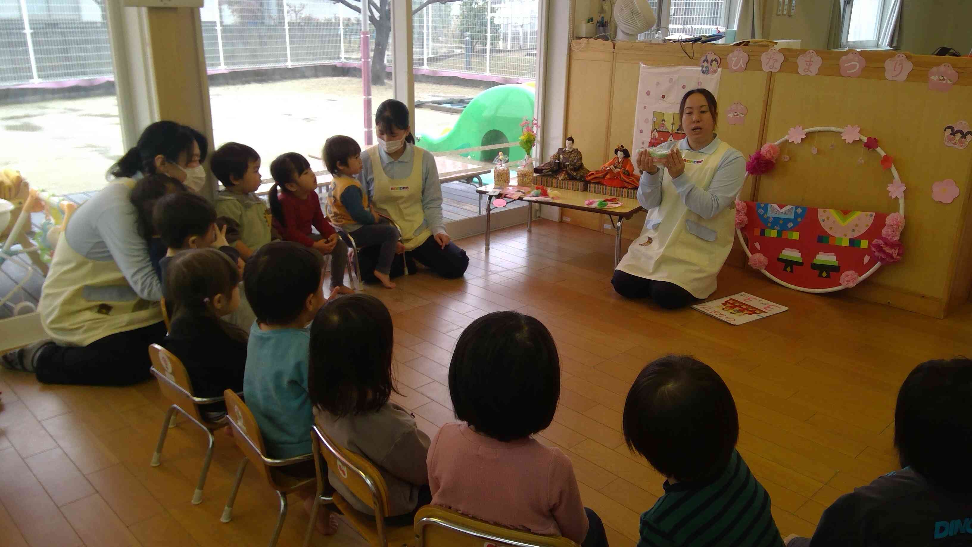 ひな飾りを一つひとつ保育者が教えてくれましたよ